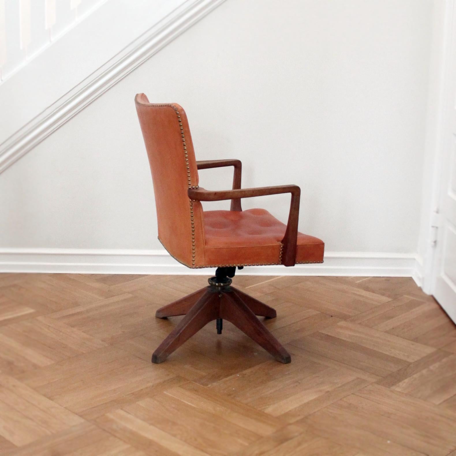 Danois Rare Executive Desk Chair in Walnut, Brass and Leather, Palle Suenson, 1940s en vente