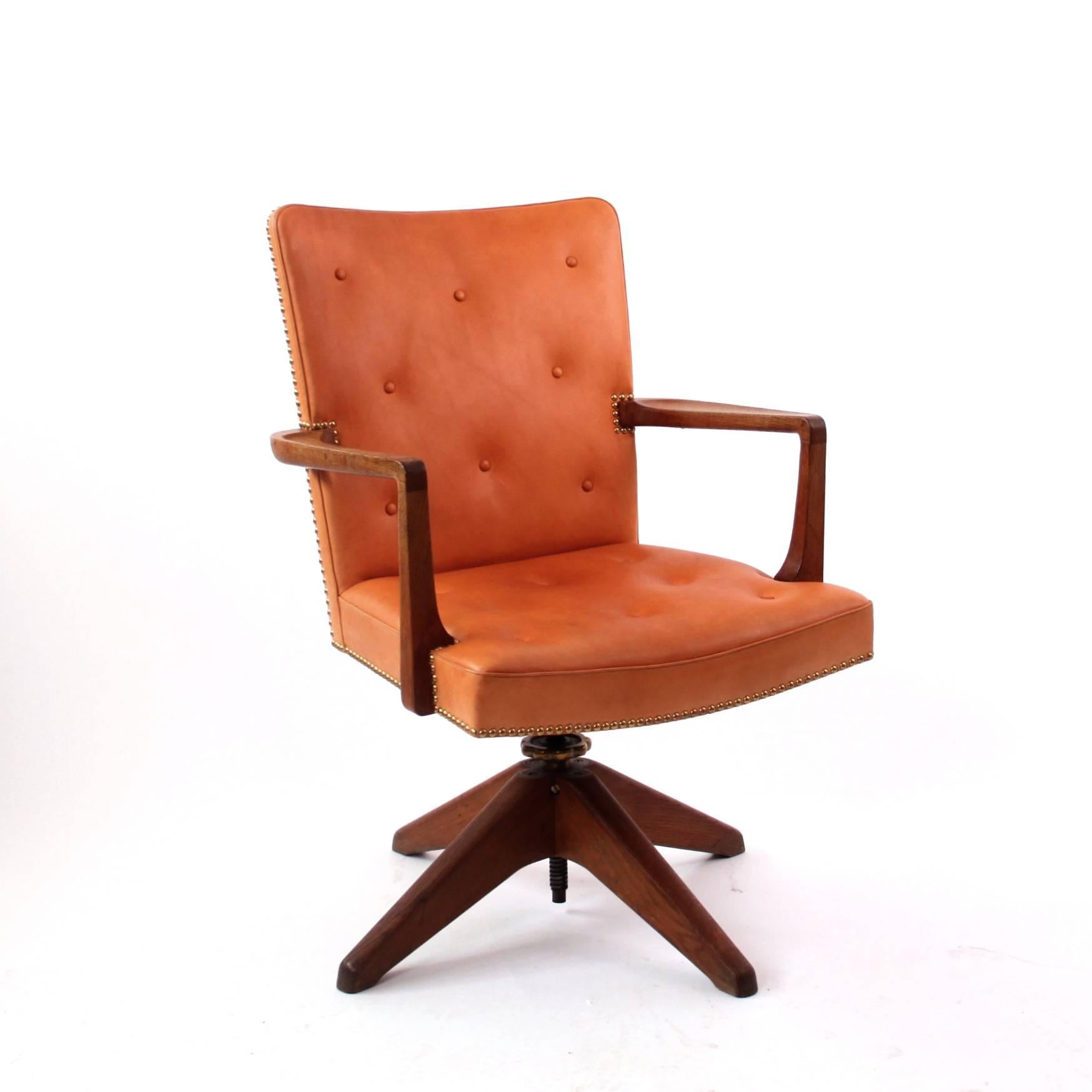 Palle Suenson, Rare Executive Desk Chair in Walnut, Brass and Leather, 1940s In Good Condition In Copenhagen, DK