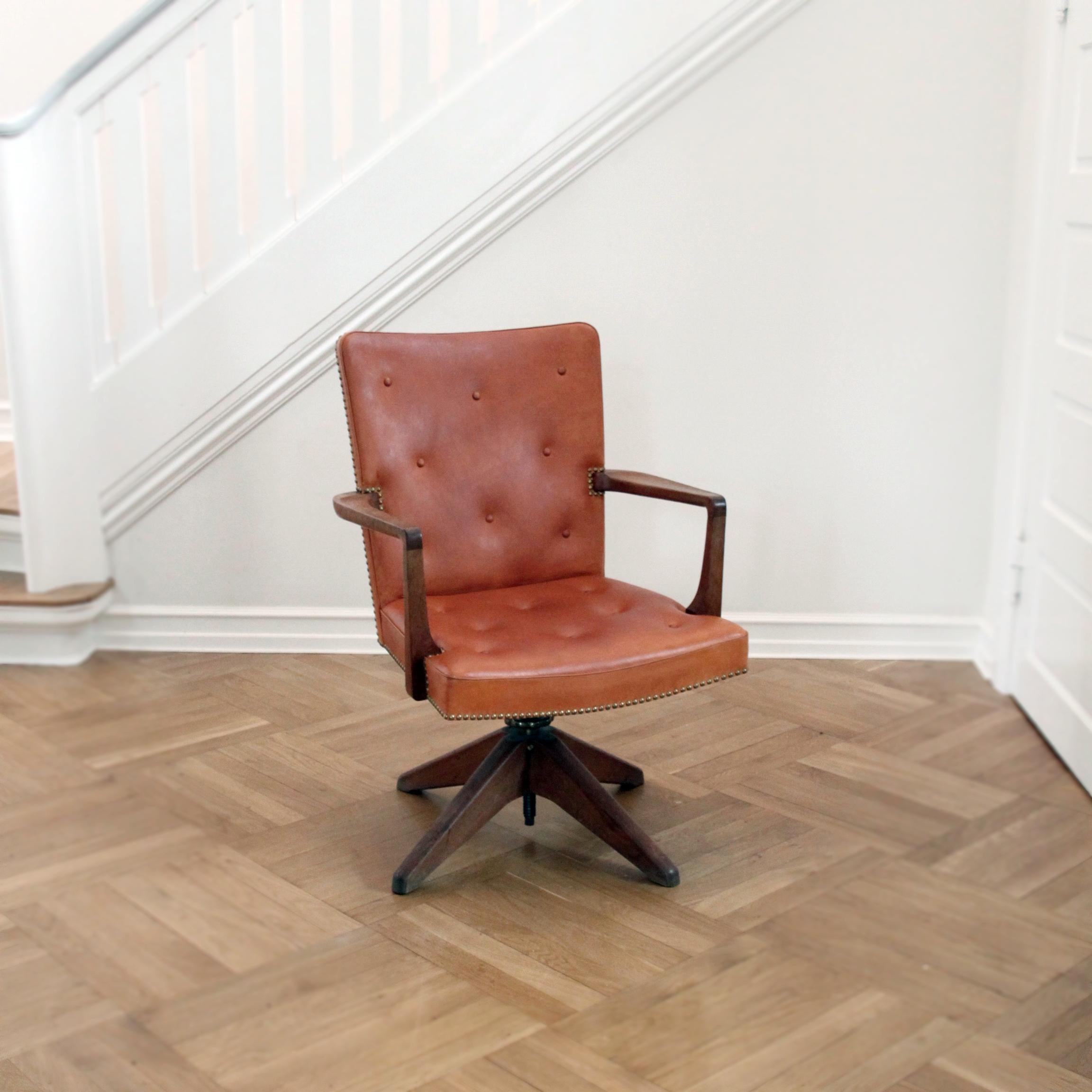 Laiton Rare Executive Desk Chair in Walnut, Brass and Leather, Palle Suenson, 1940s en vente