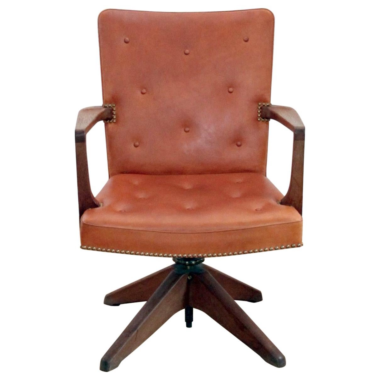 Rare Executive Desk Chair in Walnut, Brass and Leather, Palle Suenson, 1940s en vente