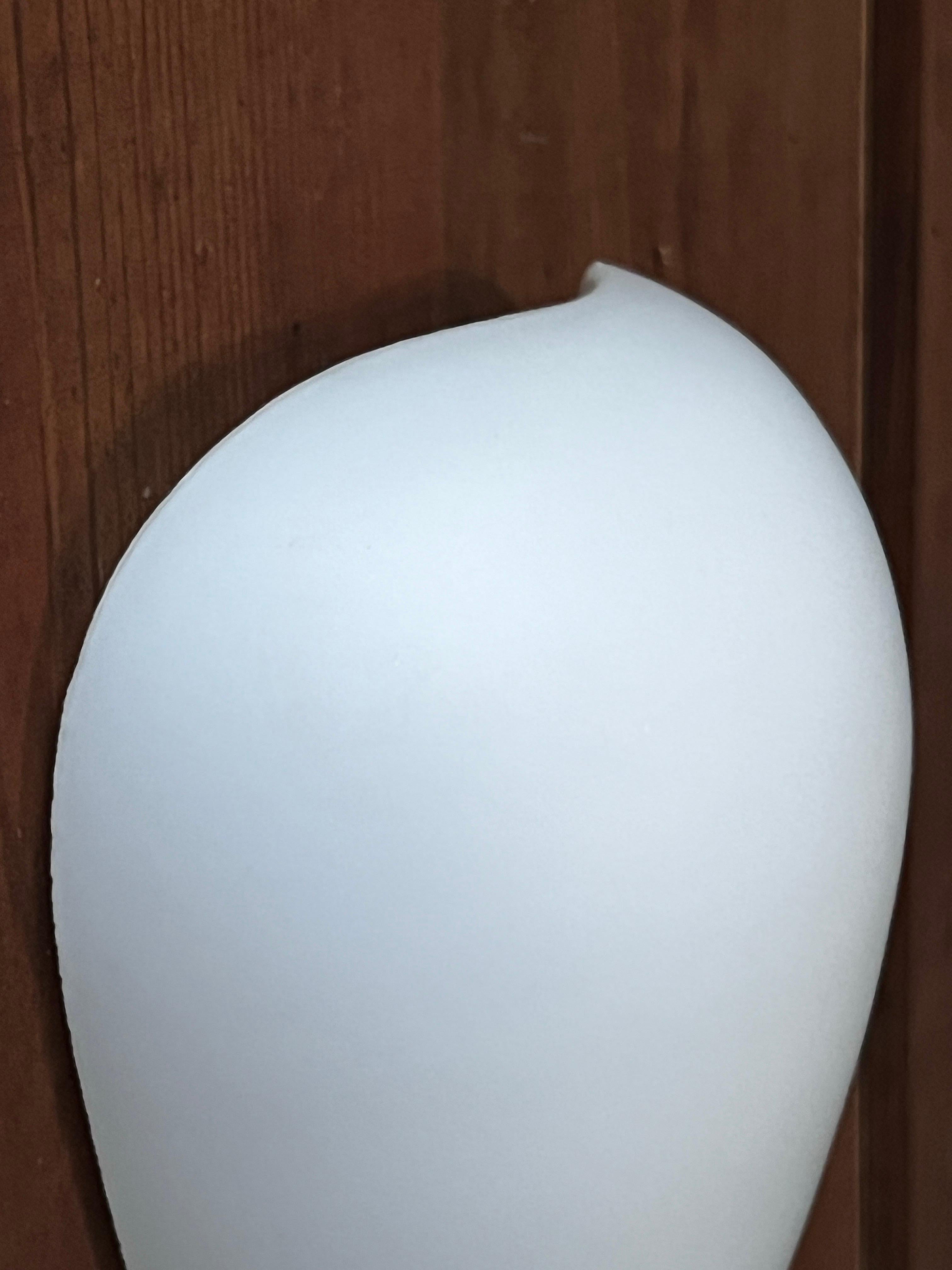 Dies ist eine selten zu sehende Serie von 4 kleinen Opalin-Wandlampen des Meisterarchitekten Palle Suenson. Sie haben eine einzigartige, abgerundete Form und sind an der Oberseite des Gebäcks elegant offen. Das macht sie zu einem echten Kunstwerk.