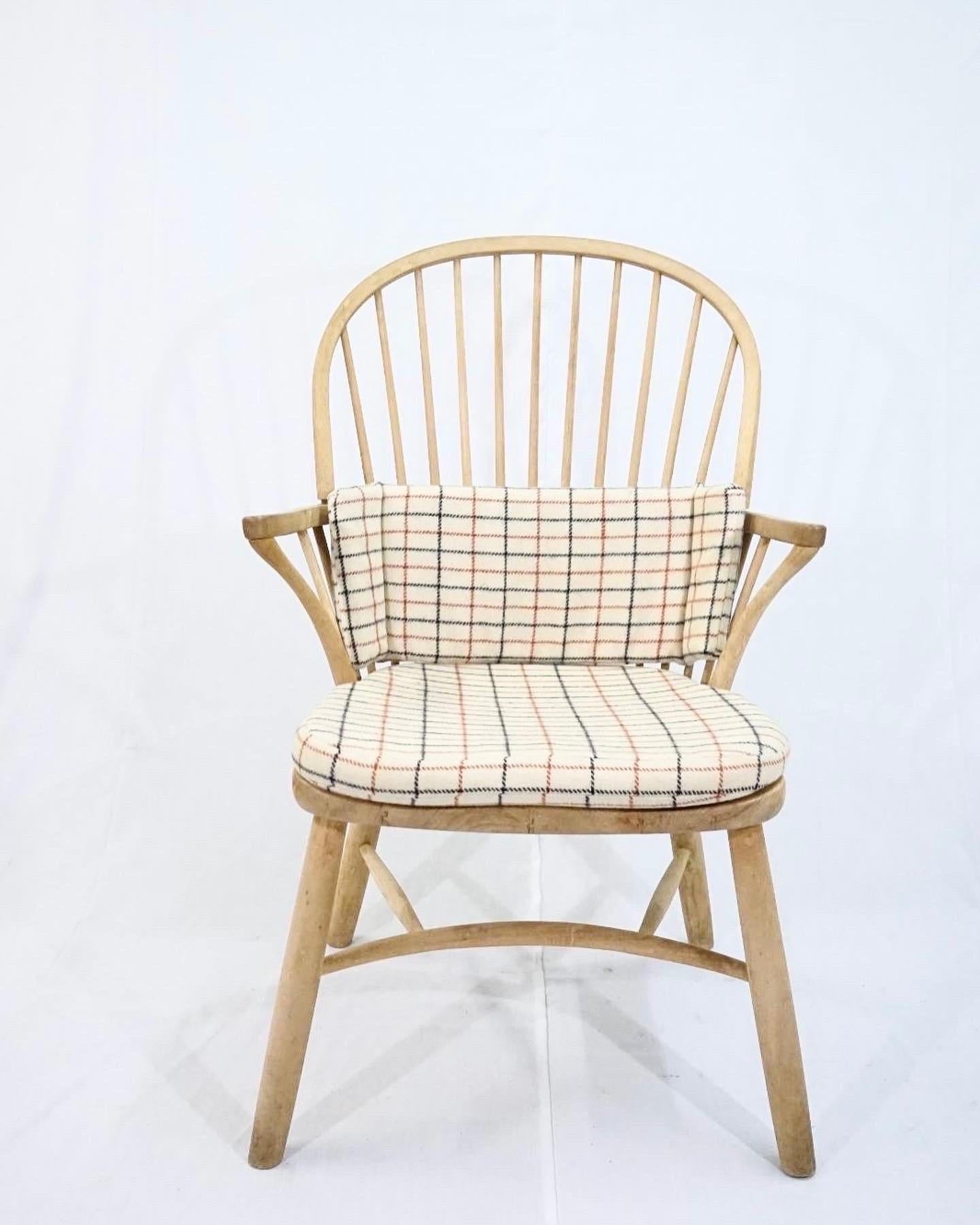 Mid-20th Century Palle Suenson Windsor Chair in Solid Beech Wood Produced by Fritz Hansen