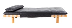 Cama de día Pallet Nature de cuero negro by Pulpo