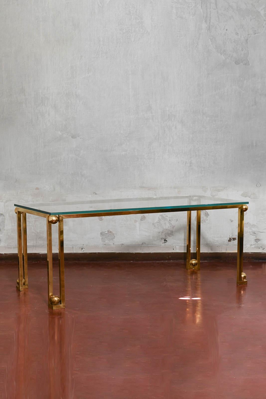 Table Pallino d'Umberto Mantineo
Détails du produit
Cadre en laiton et plateau en verre.
Disponible en deux tailles :
190 L x 85 P x 76 H cm
200 L x 100 P x 71 H cm
Le prix se réfère à la plus grande taille, contactez-nous pour plus