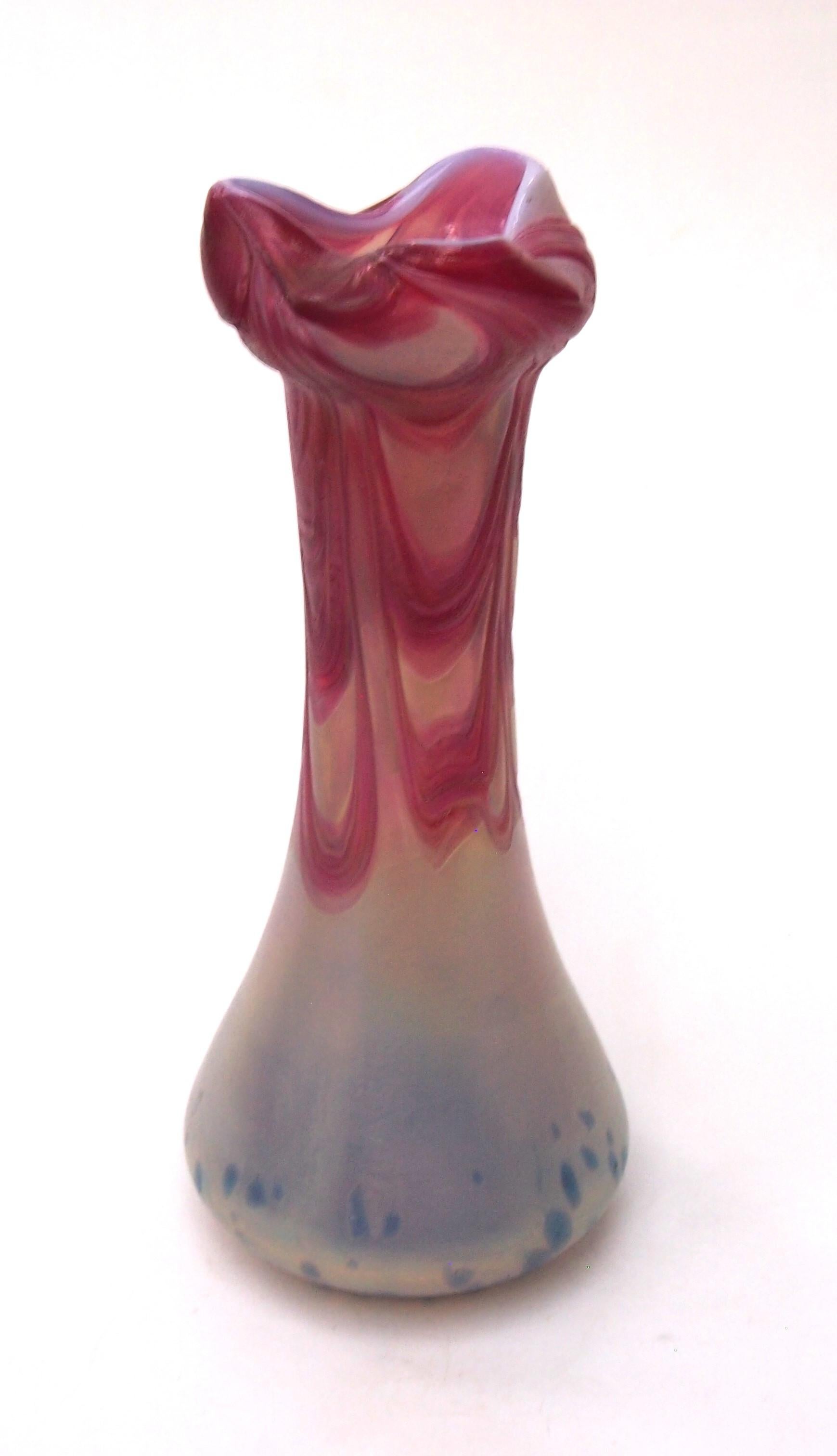 Jugendstil Vase en verre irisé bleu, rose et ivoire Pallme Koenig  c1899 en vente