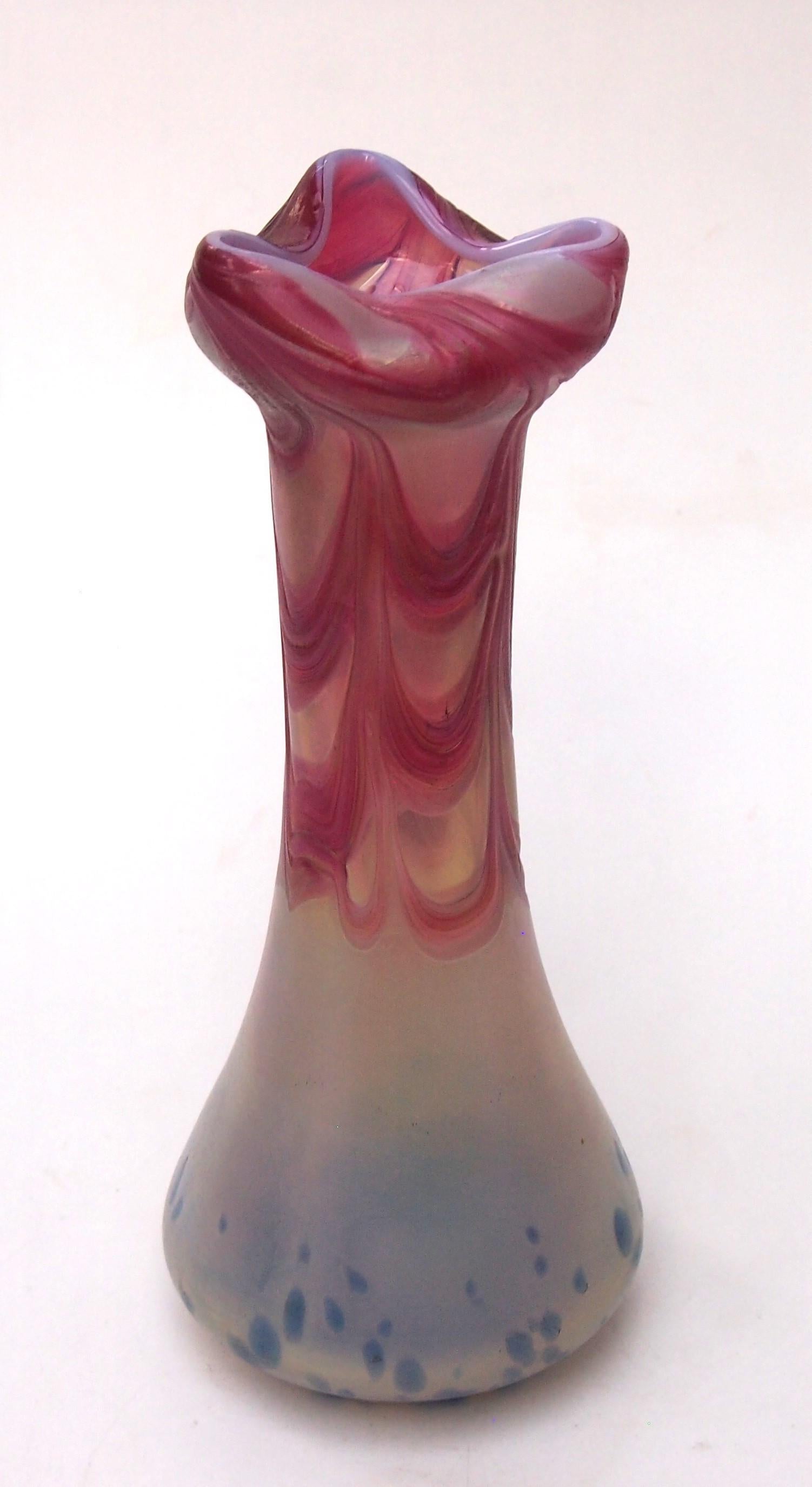 Tchèque Vase en verre irisé bleu, rose et ivoire Pallme Koenig  c1899 en vente