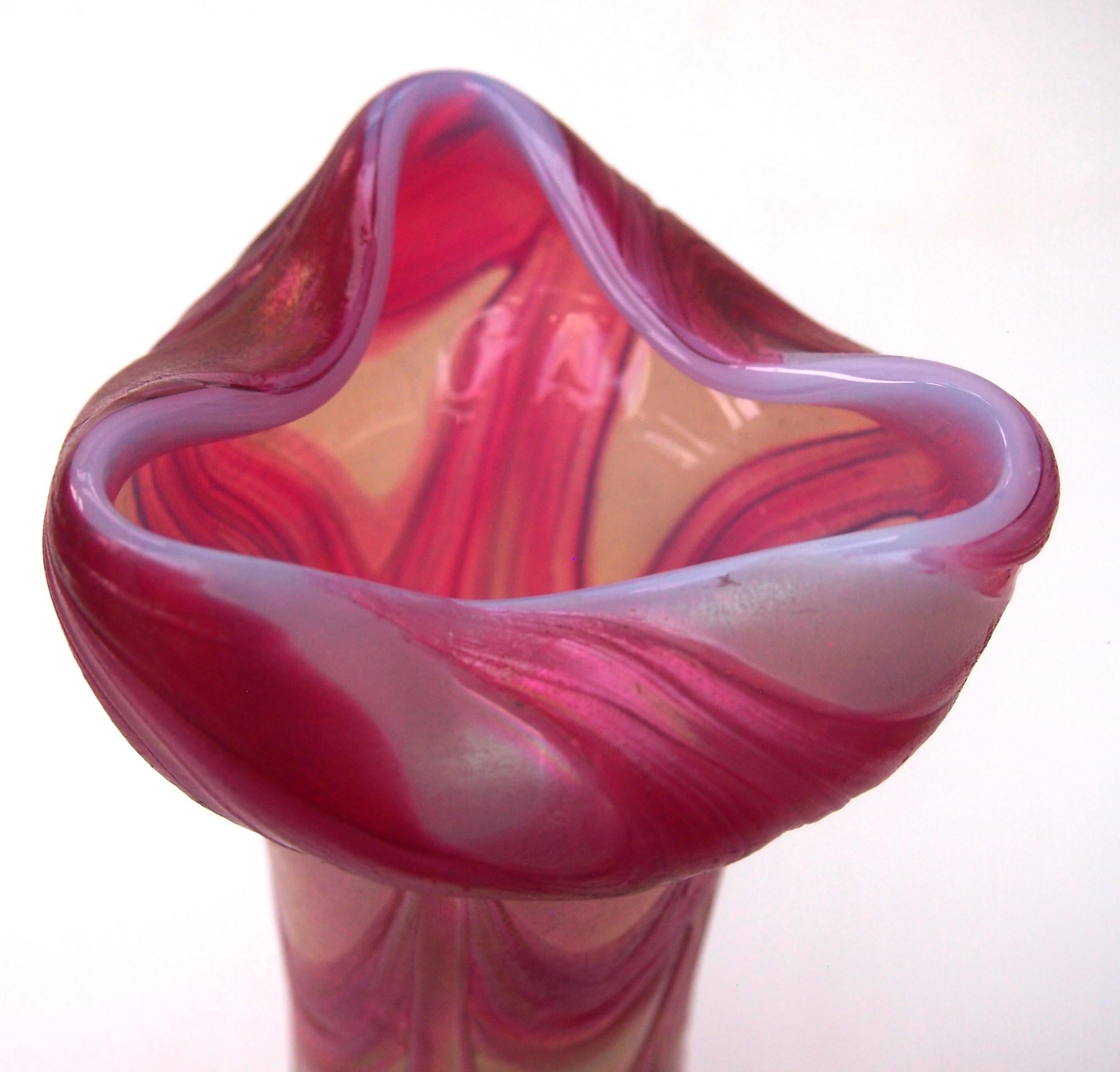 Vase en verre irisé bleu, rose et ivoire Pallme Koenig  c1899 Bon état - En vente à Worcester Park, GB