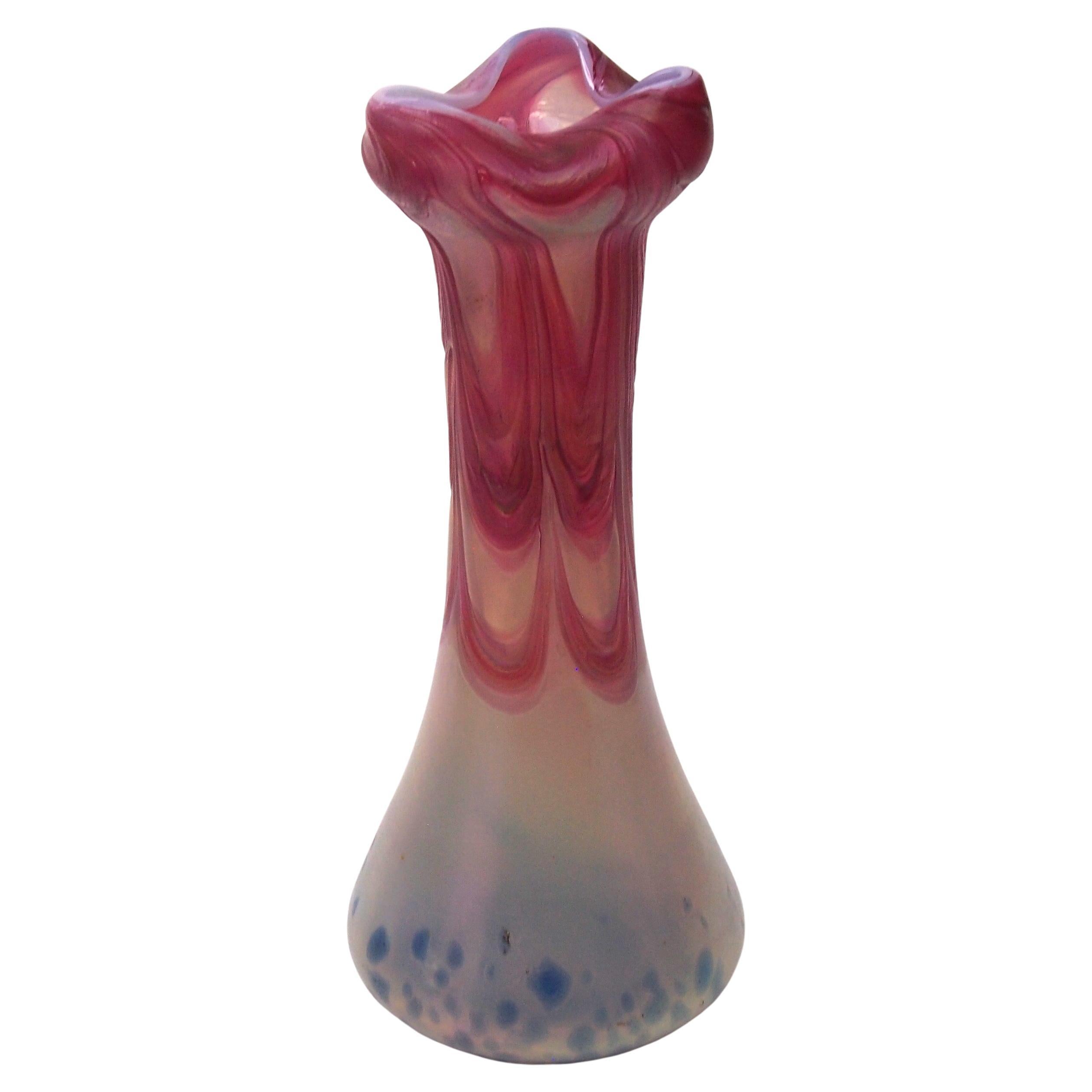Vase en verre irisé bleu, rose et ivoire Pallme Koenig  c1899 en vente