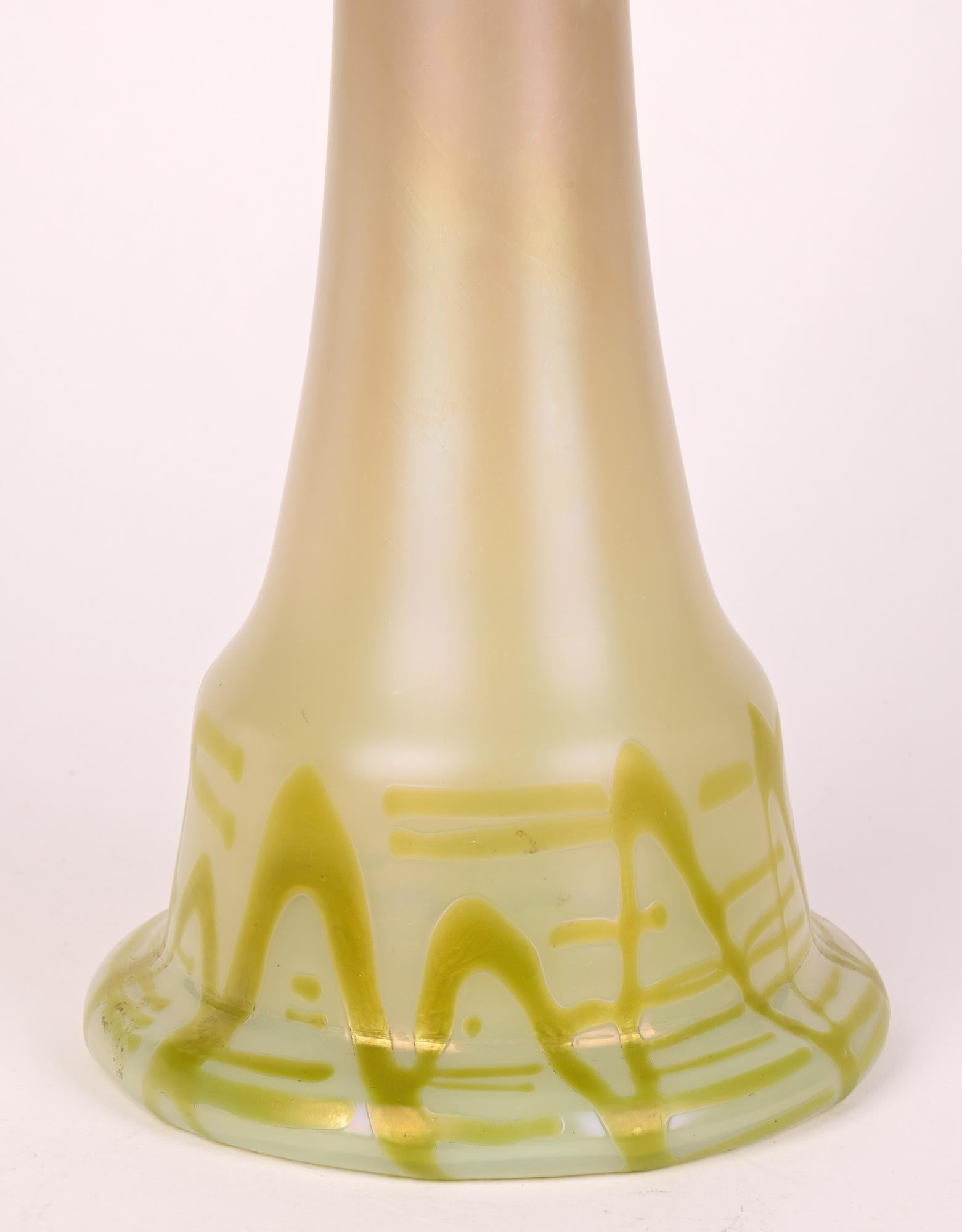 Art nouveau Grand vase en verre d'art noué à motifs floraux Art Nouveau Pallme-Konig   en vente