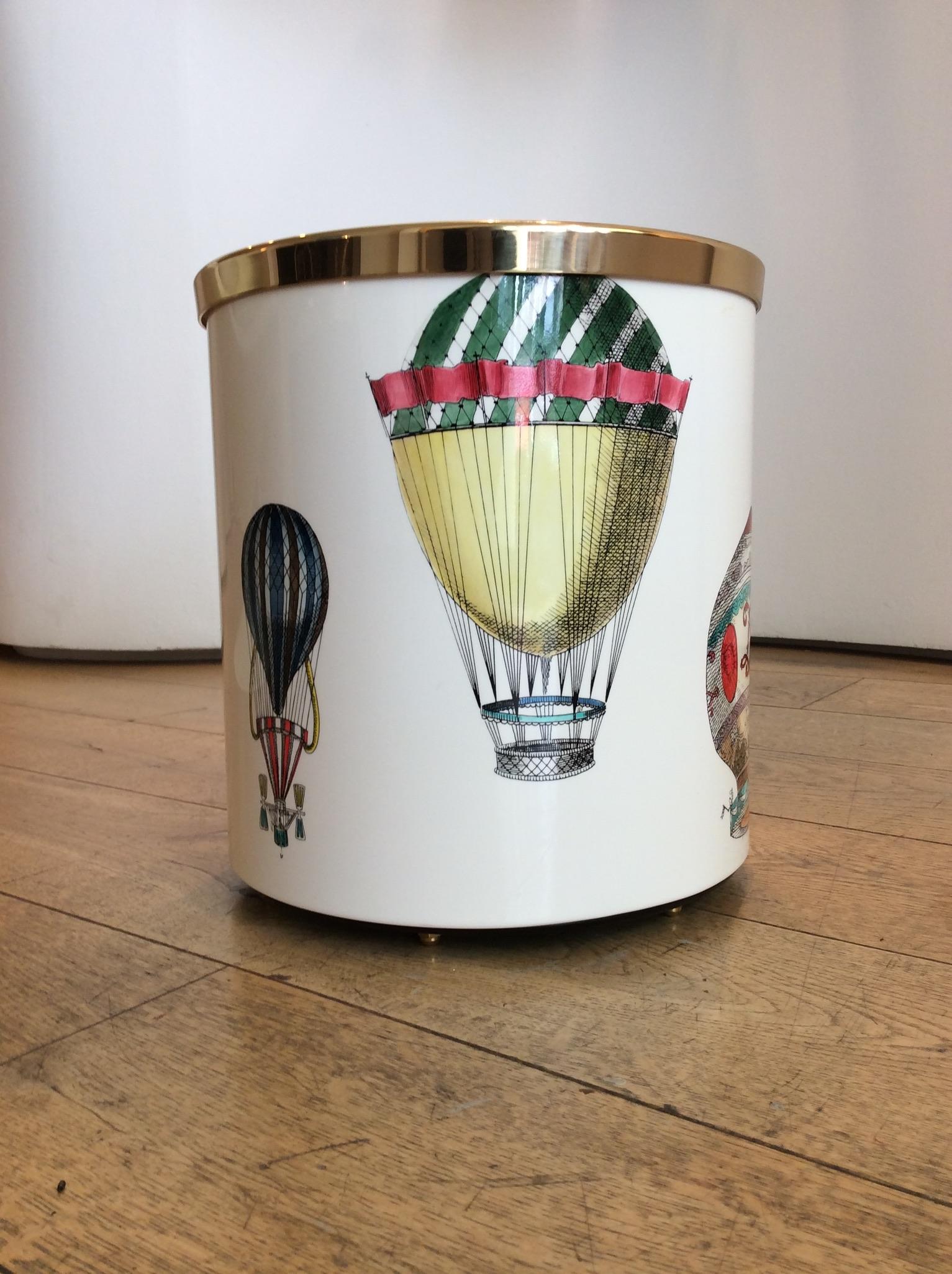 Charming hand-coloured transfer printed design of ornate hot air balloons on metal with brass rim.
Measures: H 28 / Ø 26 cm.