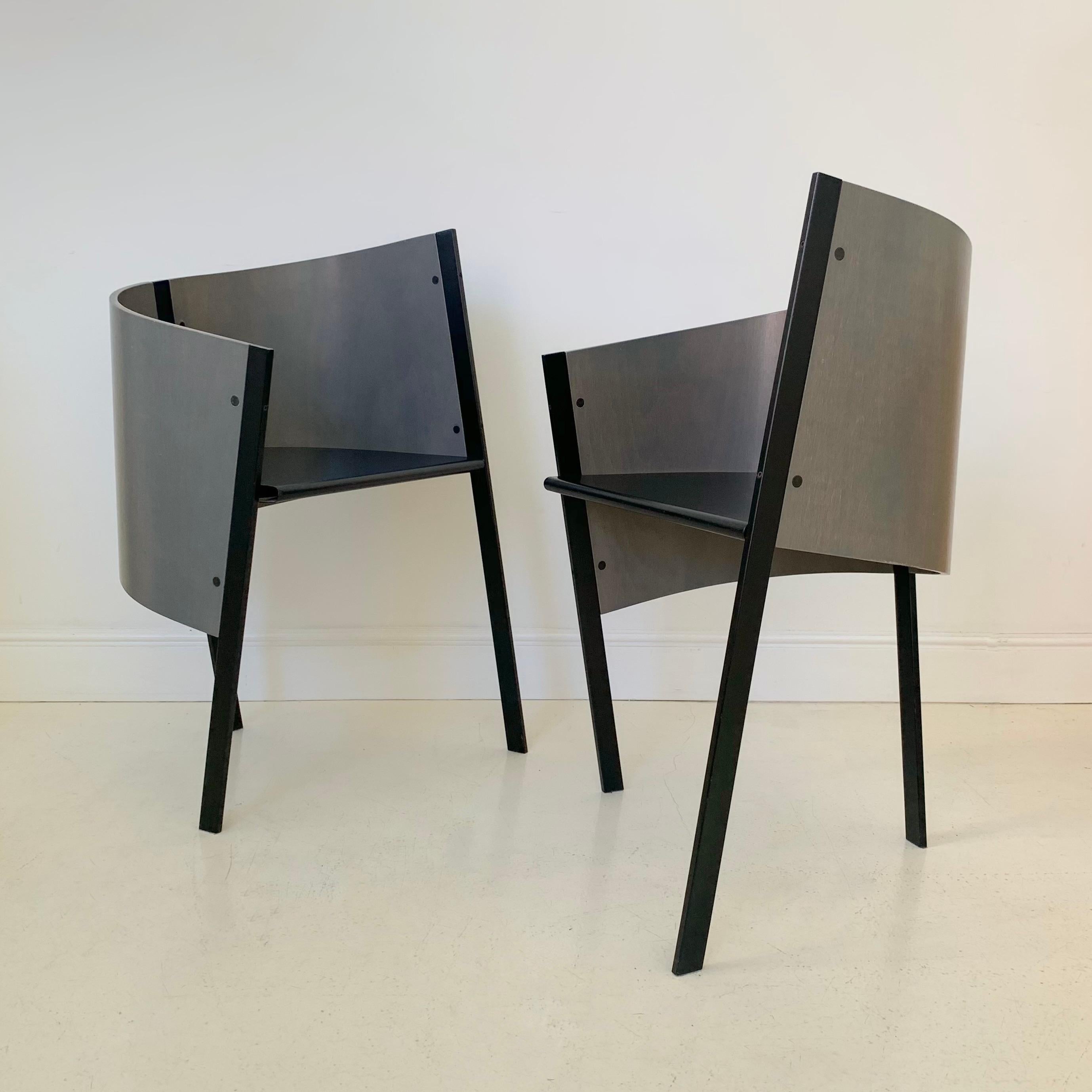 Rare paire de fauteuils Paolo Pallucco & Mireille Rivier modèle Merry-Go-Round, édition Pallucco, circa 1988, Italie.
Structure en métal laqué noir, contreplaqué teinté gris.
Dimensions : 77 cm de haut, 47 cm de large, 44 cm de profondeur, hauteur