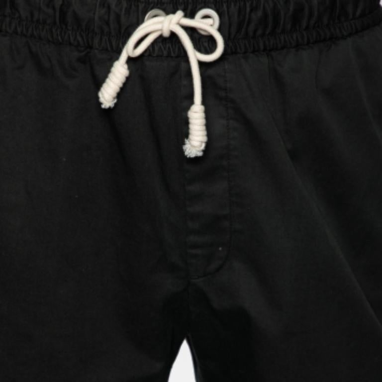 Egal, ob Sie einfach nur faulenzen oder Besorgungen machen wollen, diese Shorts von Palm Angels sind eine stilvolle Wahl und sorgen dafür, dass Sie sich den ganzen Tag über wohlfühlen. Sie wurde aus hochwertigen Materialien hergestellt und passt gut