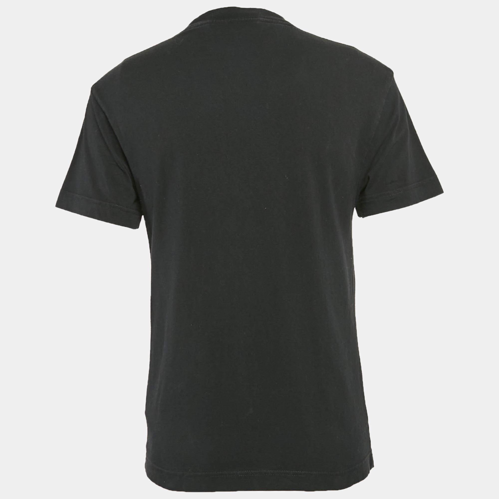 Palm Angels gives a stylish spin to the simple round neck T shirt with this piece. It is made of cotton in a short sleeve design  and the look is elevated with logo prints.