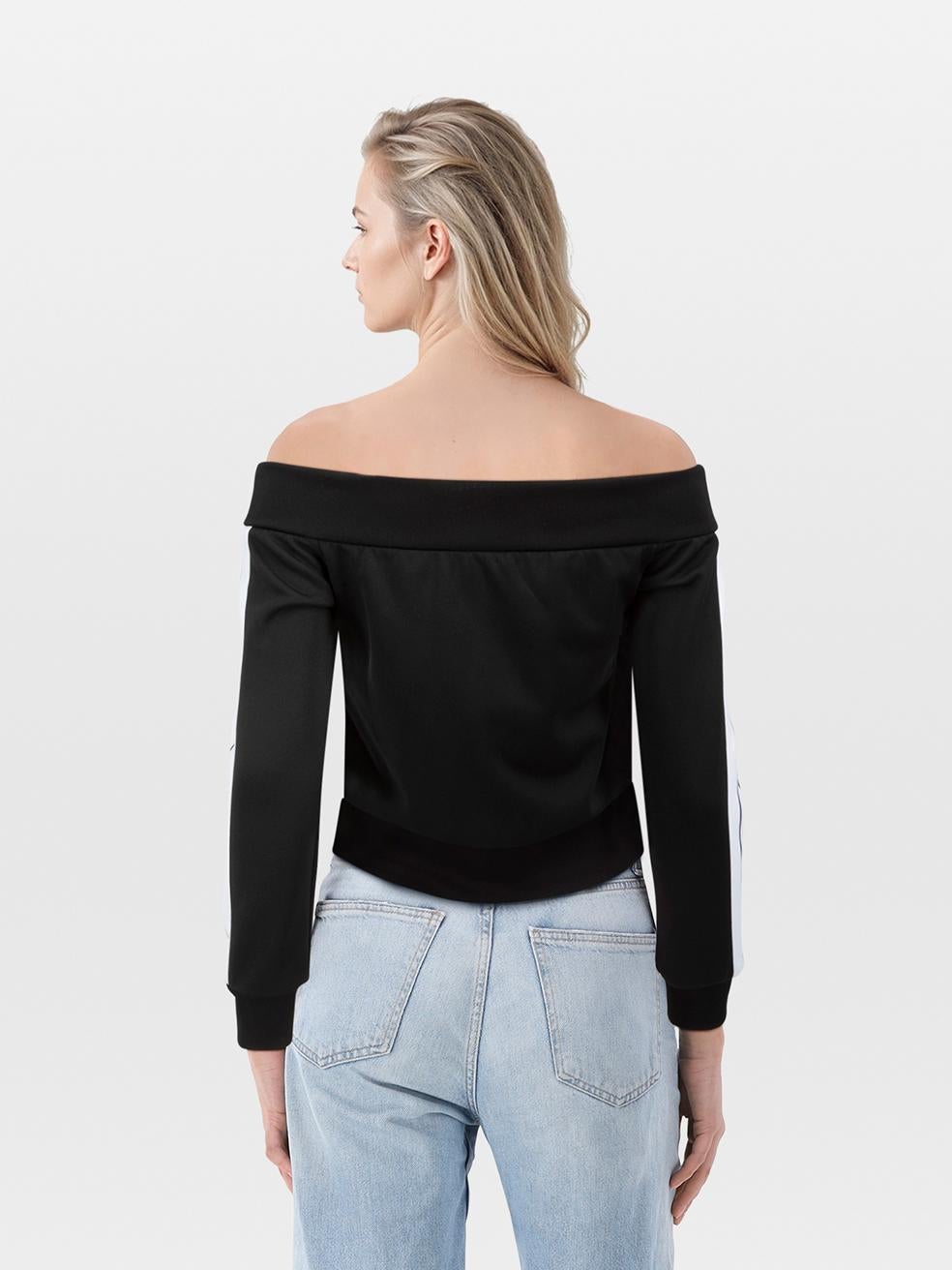 L'ÉTAT est très bon. La veste de cet article de revente d'occasion de Palm Angels n'a pratiquement pas subi d'usure visible. Veuillez noter qu'un autocollant recouvre l'étiquette de la marque d'origine.
 

 Détails
 

 

 Noir
 

 Polyester
 

