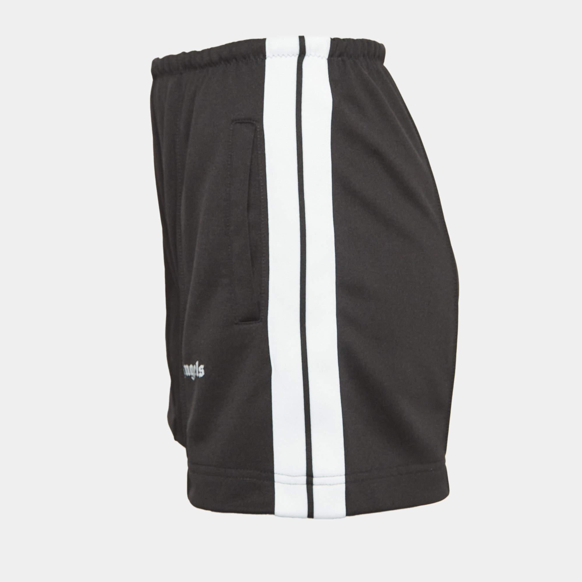 Beachy vacations call for a stylish pair of shorts like this. Stitched using high quality fabric this pair of shorts is styled with classic details and has a superb length. Wear it with T shirts.