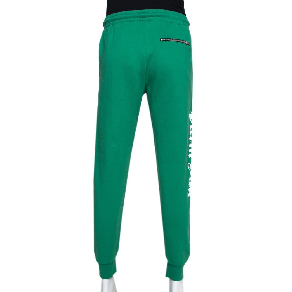 To give you comfort and high style, Palm Angels brings you this creation that has been made from quality cotton and detailed with the signature logo print on the sides. This pair of green jogging pants will surely be a delighting buy.

Includes: