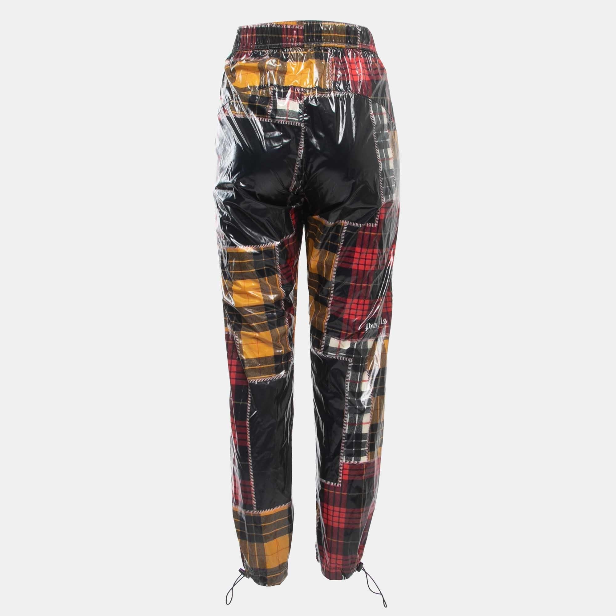 Le pantalon Palm Angels est un élément de mode élégant. Fabriqué en nylon durable, ce pantalon présente un motif à carreaux multicolore vibrant. Ils ont une coupe droite pour un look moderne, offrant confort et polyvalence pour des tenues