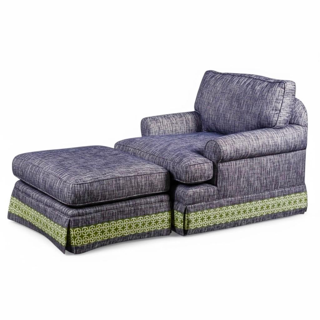 Si tratta di un intramontabile set di sedie e pouf del produttore americano Lee Industries. Il corpo è di colore blu scuro con finiture verdi e bianche lungo la base. Entrambi sono in ottime condizioni e hanno l'etichetta del