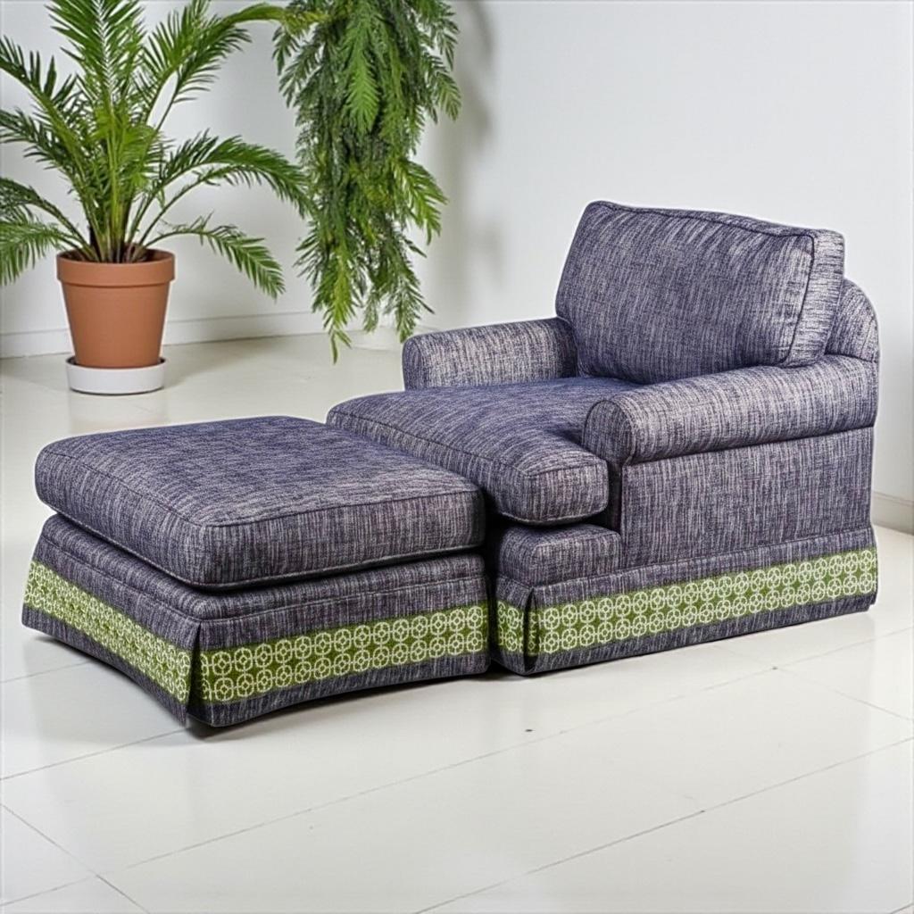 XXI secolo e contemporaneo Sedia Club e Pouf Palm Beach Chic Navy con finiture verdi di Lee Industries  S/2 in vendita