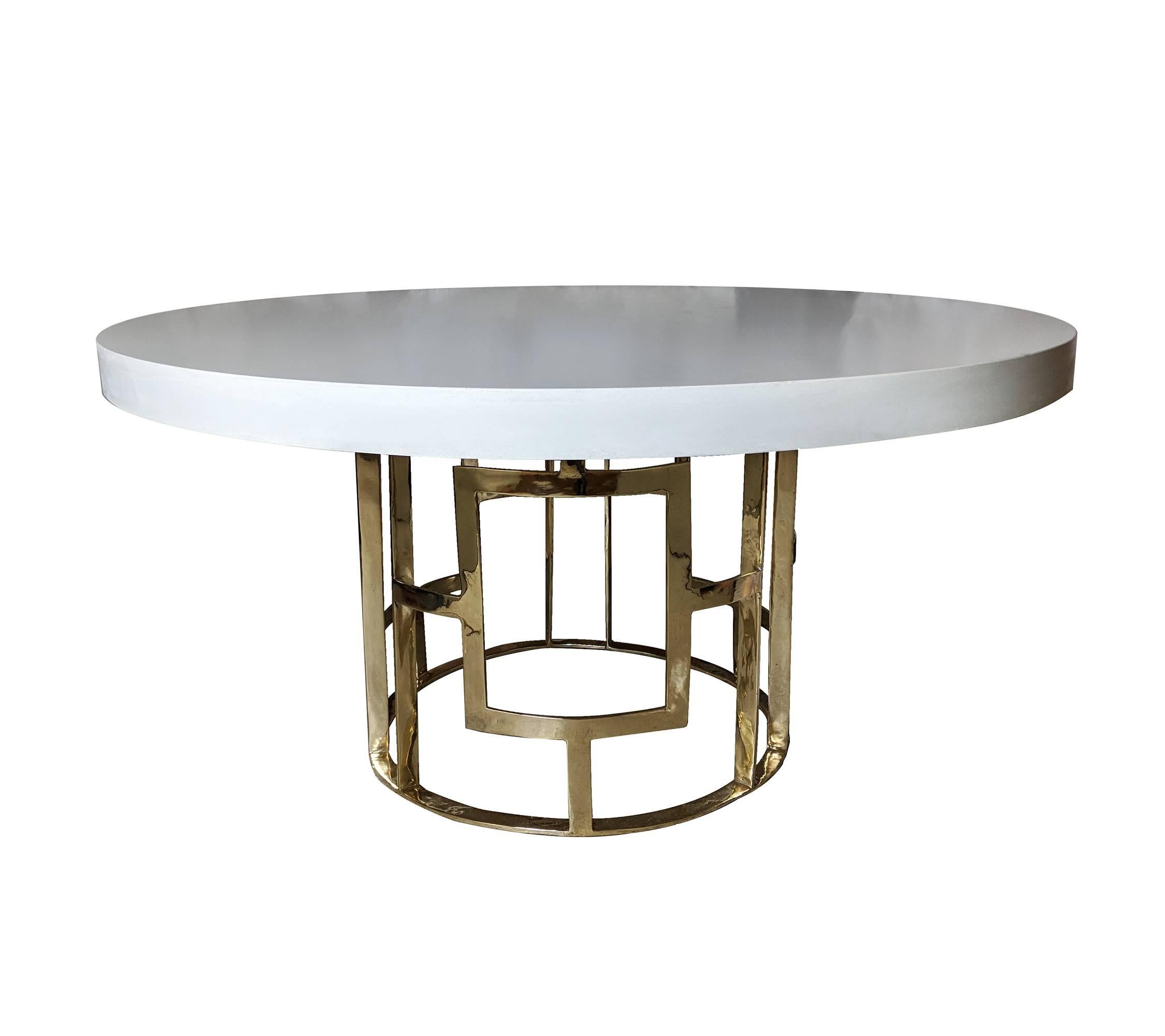 Moderne Table de salle à manger contemporaine Palm Beach avec plateau en béton et base en métal en vente