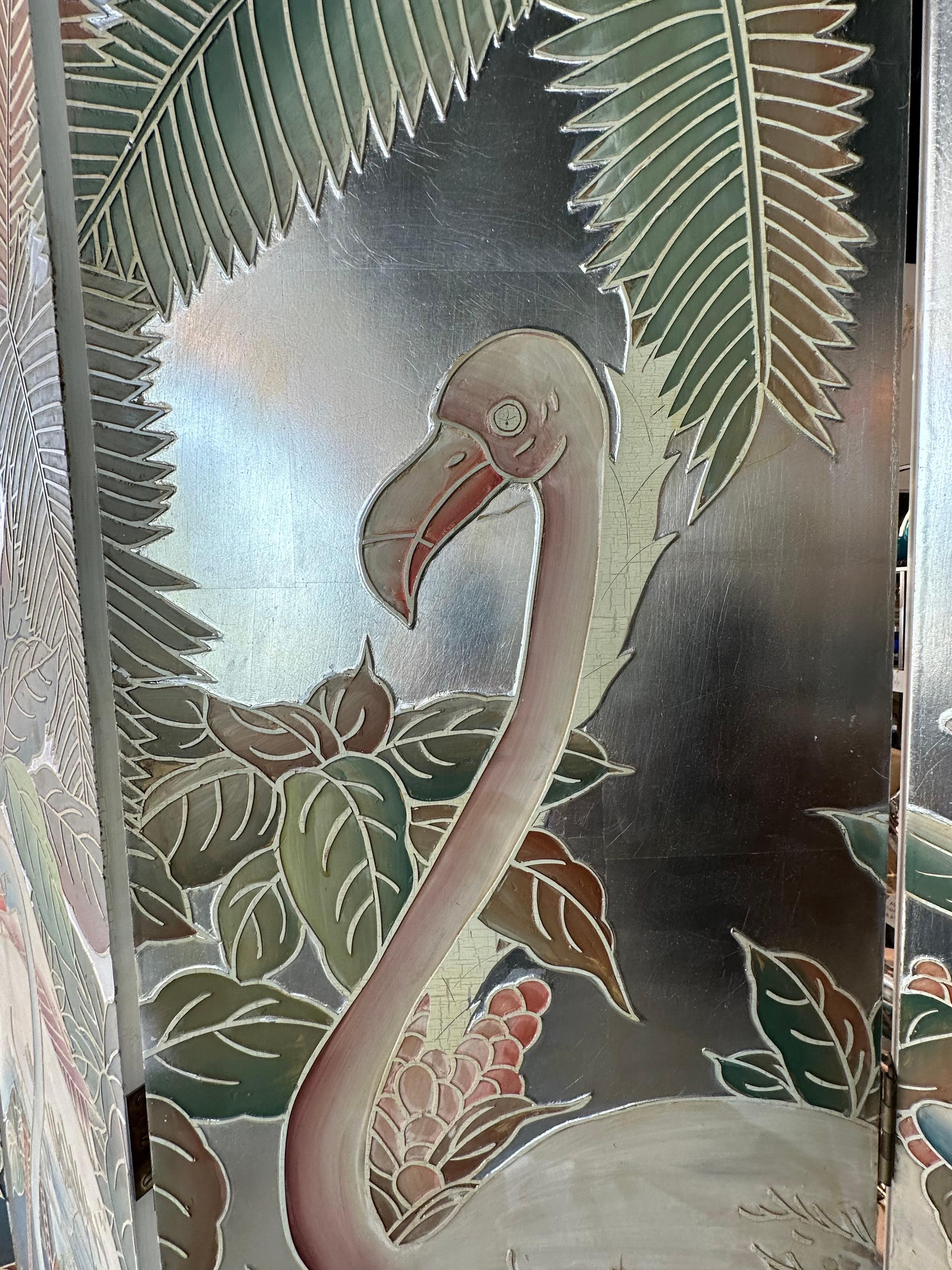 Américain  Paravent de Palm Beach avec oiseaux flamants peints en feuilles d'argent Diviseur de pièce 4 panneaux en vente