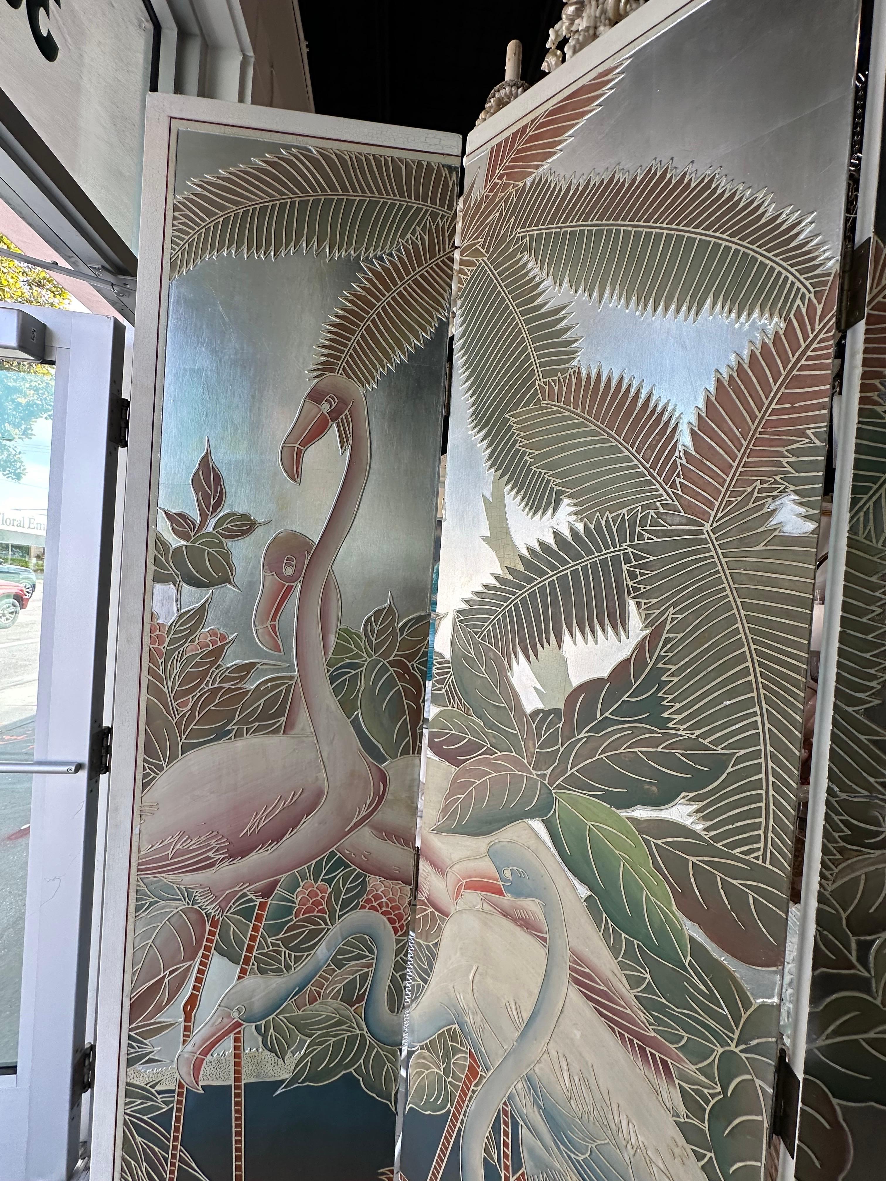 Milieu du XXe siècle  Paravent de Palm Beach avec oiseaux flamants peints en feuilles d'argent Diviseur de pièce 4 panneaux en vente