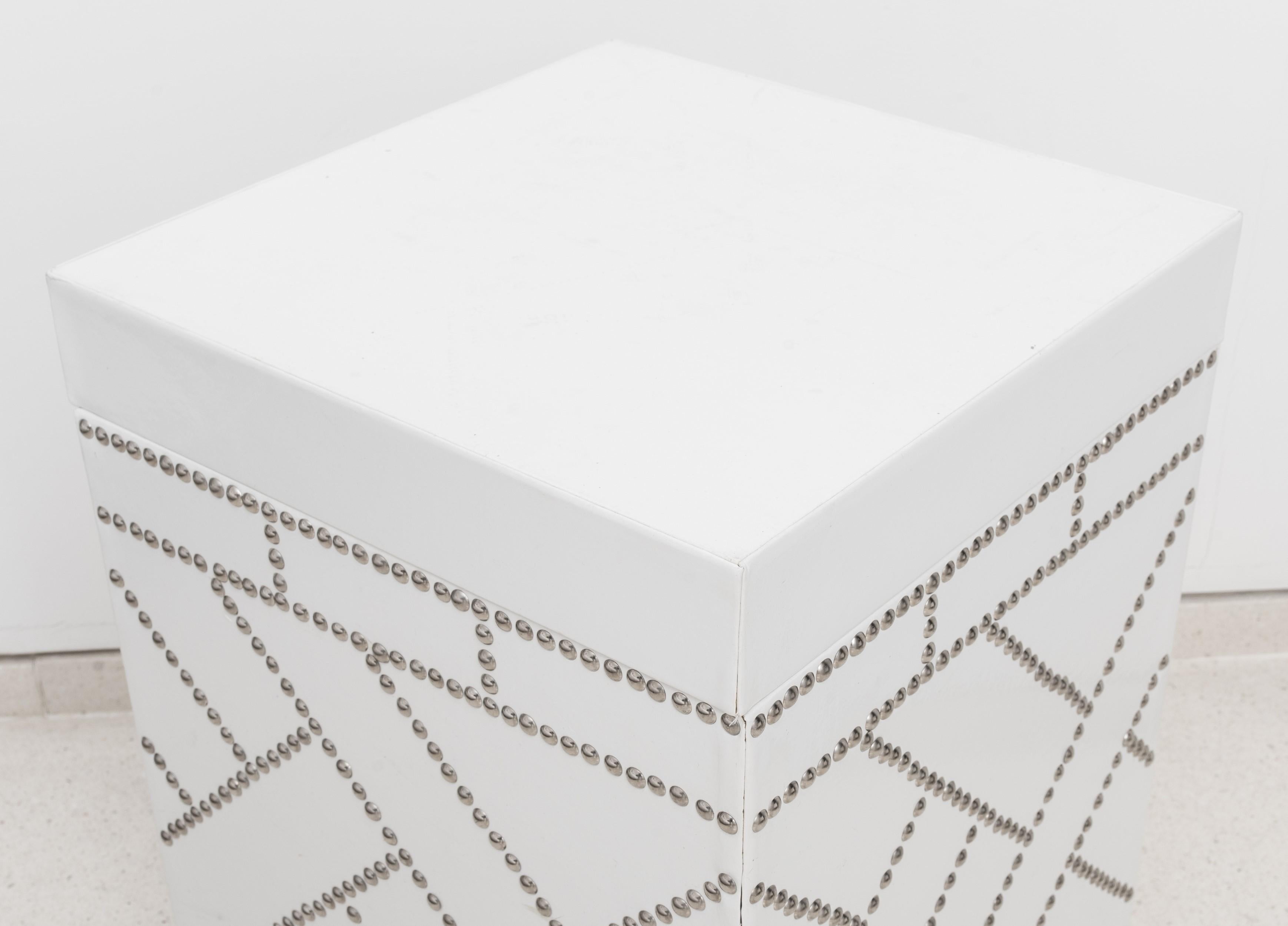 The Palm Beach glam white gloss and silver studded end table with lid for storage sounds like a stylish and functional piece of furniture. Here's a summary of its key features:

Style: Palm Beach glam, characterized by a combination of white gloss