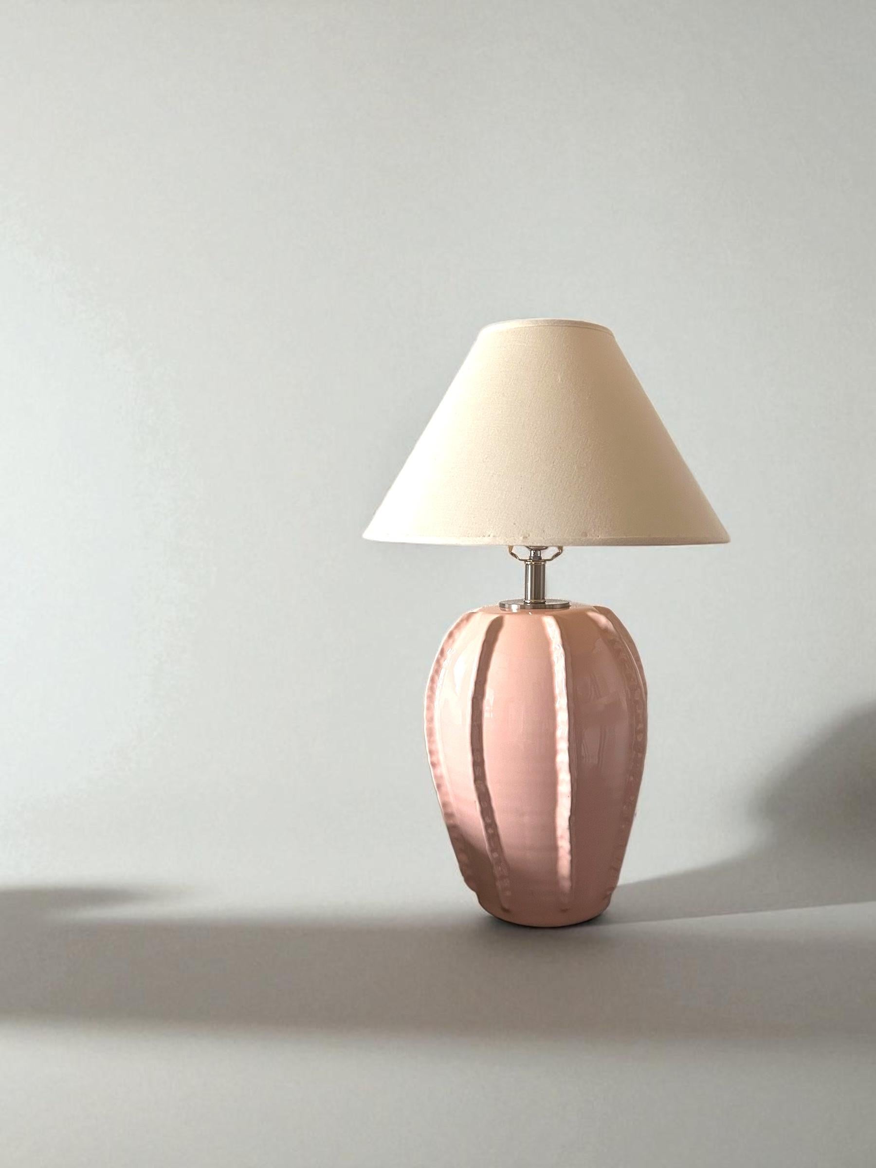 Palm Beach Moderne Tischleuchte, Blush im Zustand „Gut“ im Angebot in Saint Petersburg, FL