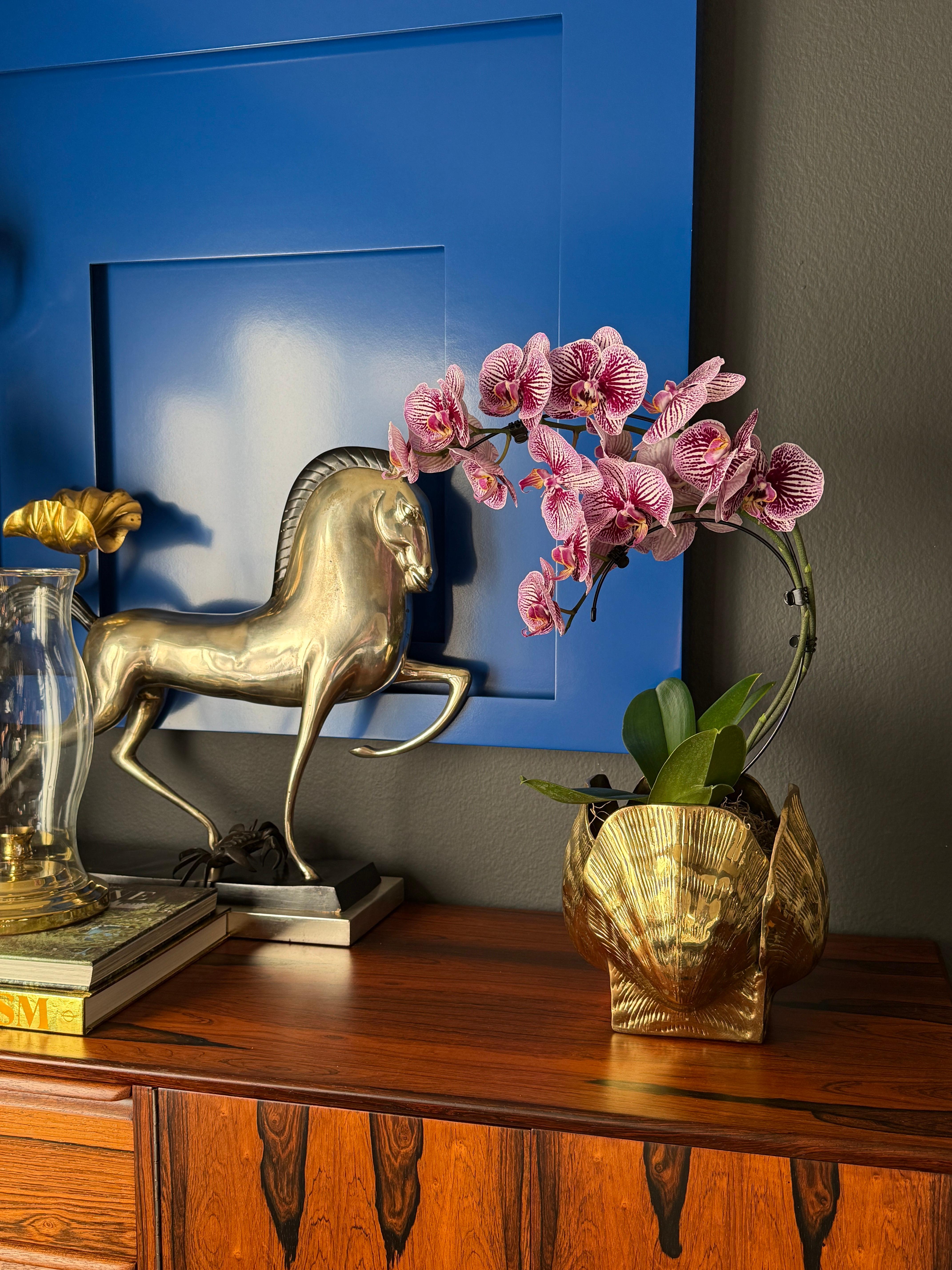 Coreano Vaso di conchiglie in ottone Palm Beach Regency in vendita