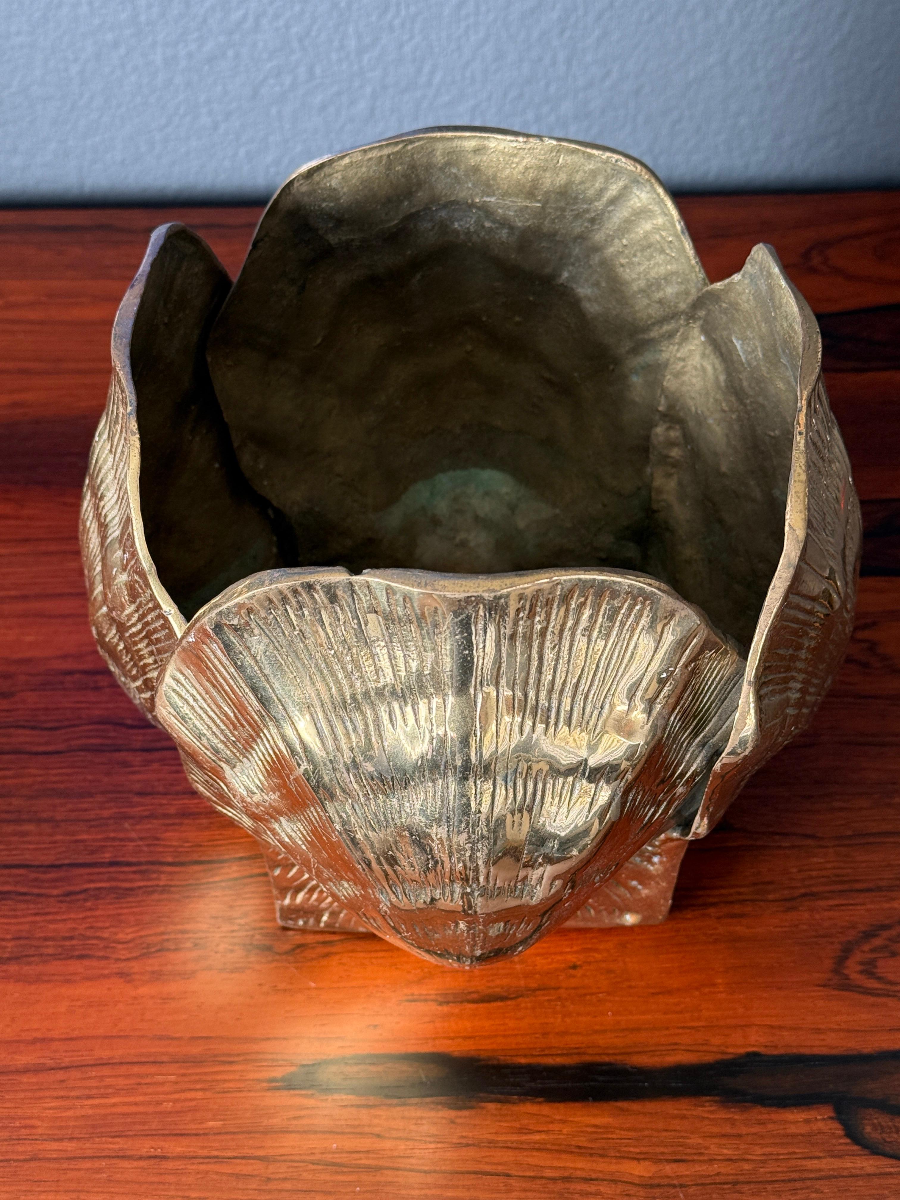 Fine XX secolo Vaso di conchiglie in ottone Palm Beach Regency in vendita