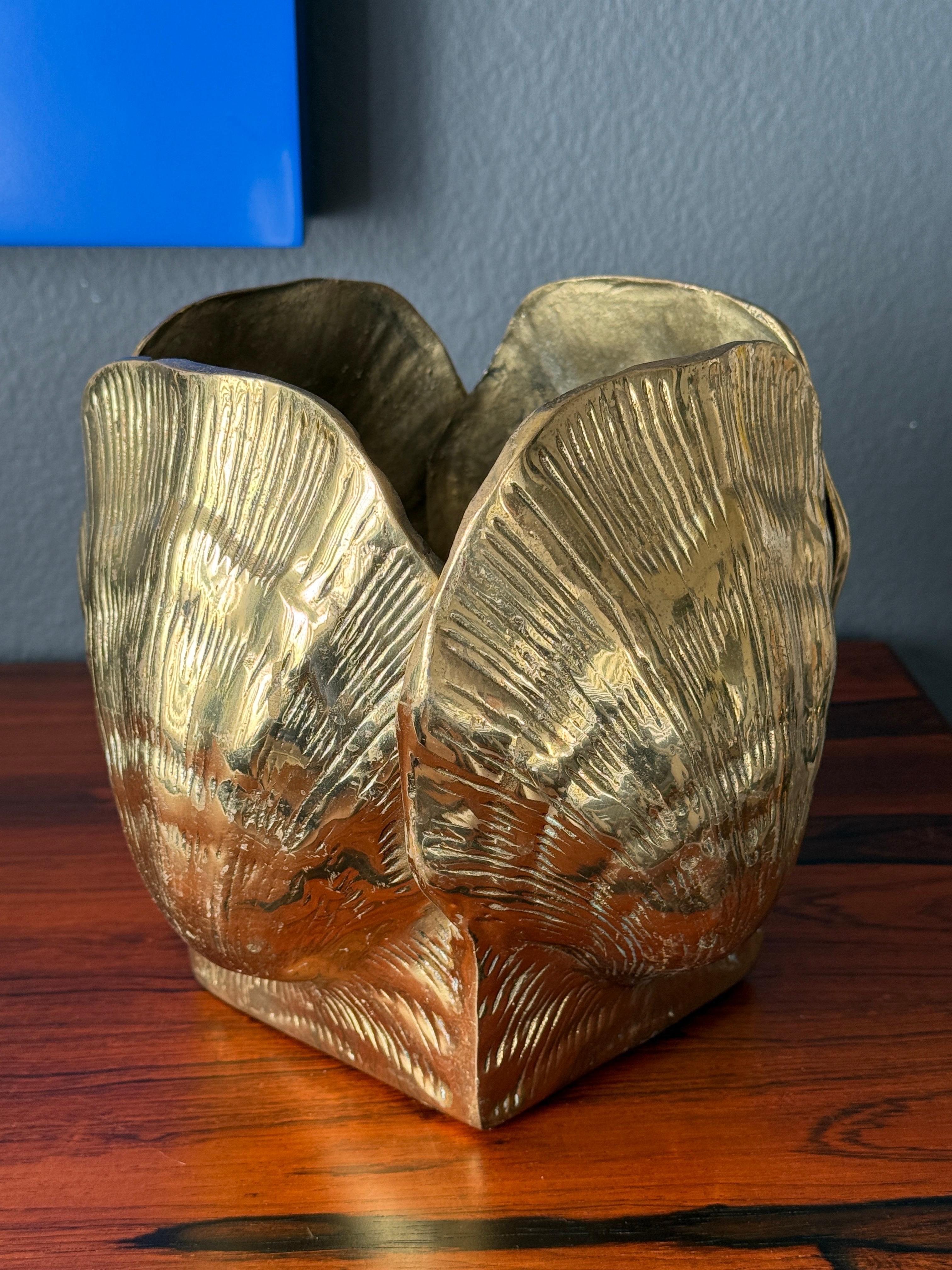 Ottone Vaso di conchiglie in ottone Palm Beach Regency in vendita