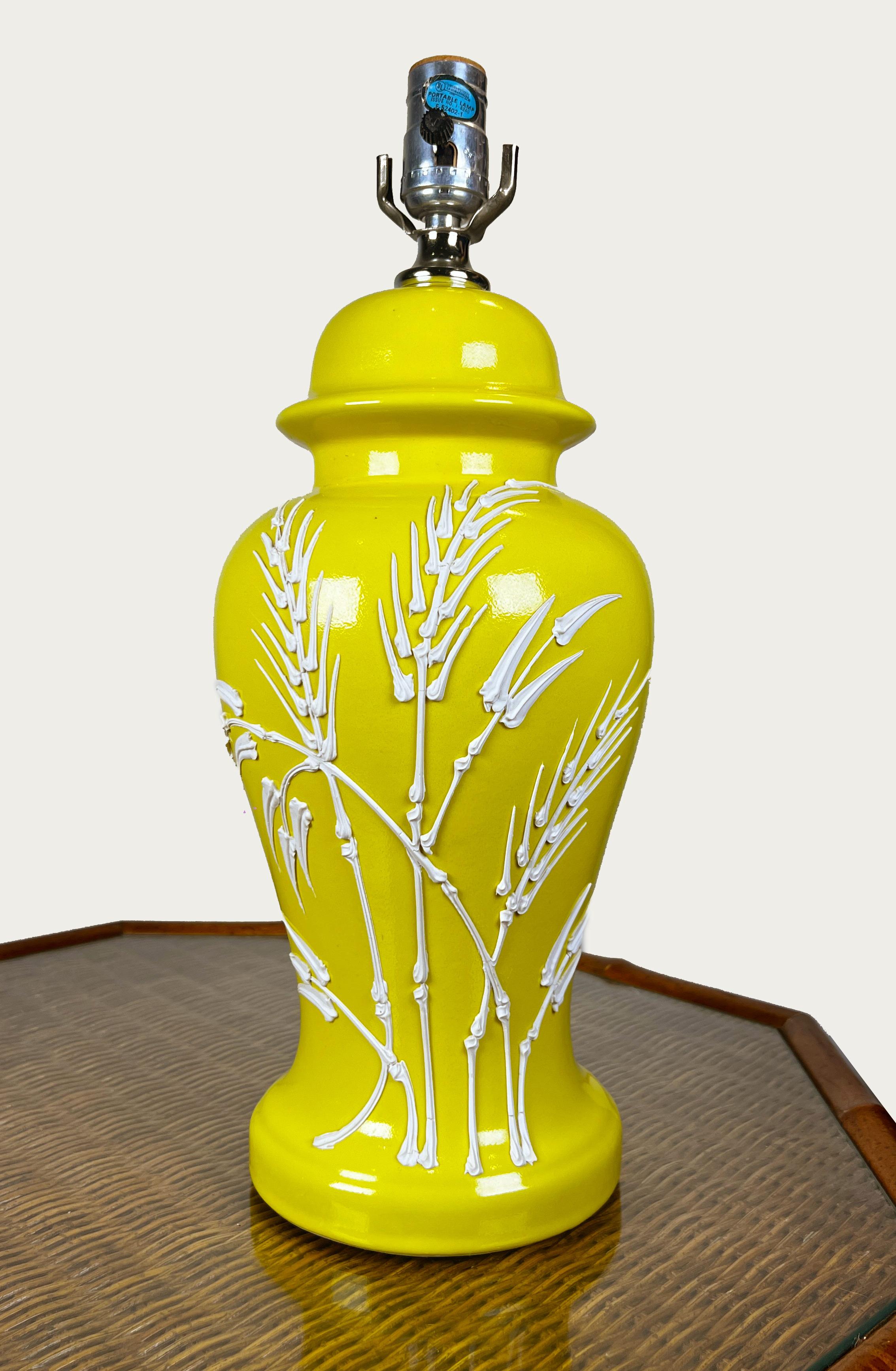 Paire de lampes de table en céramique au motif pot à gingembre de style Palm Beach Regency

Nous proposons à la vente une paire de lampes de table en céramique jaune Palm Beach Vintage. 
 Les pots de gingembre jaunes ont des tiges de blé en relief