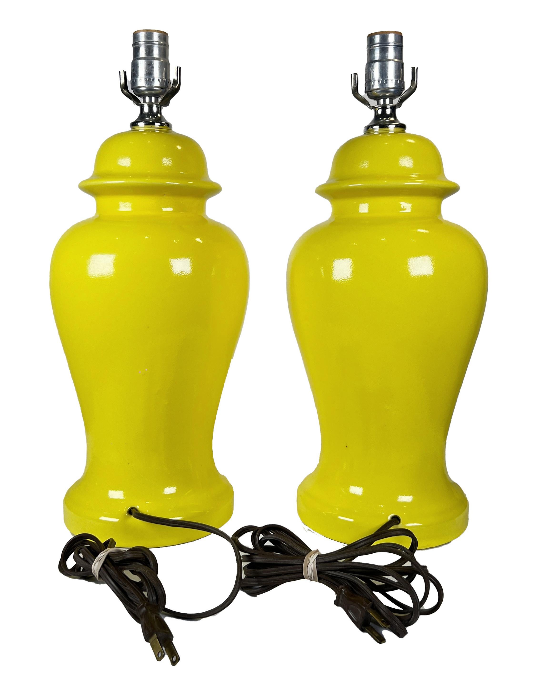20ième siècle Paire de lampes de table en céramique au motif pot à gingembre de style Palm Beach Regency en vente