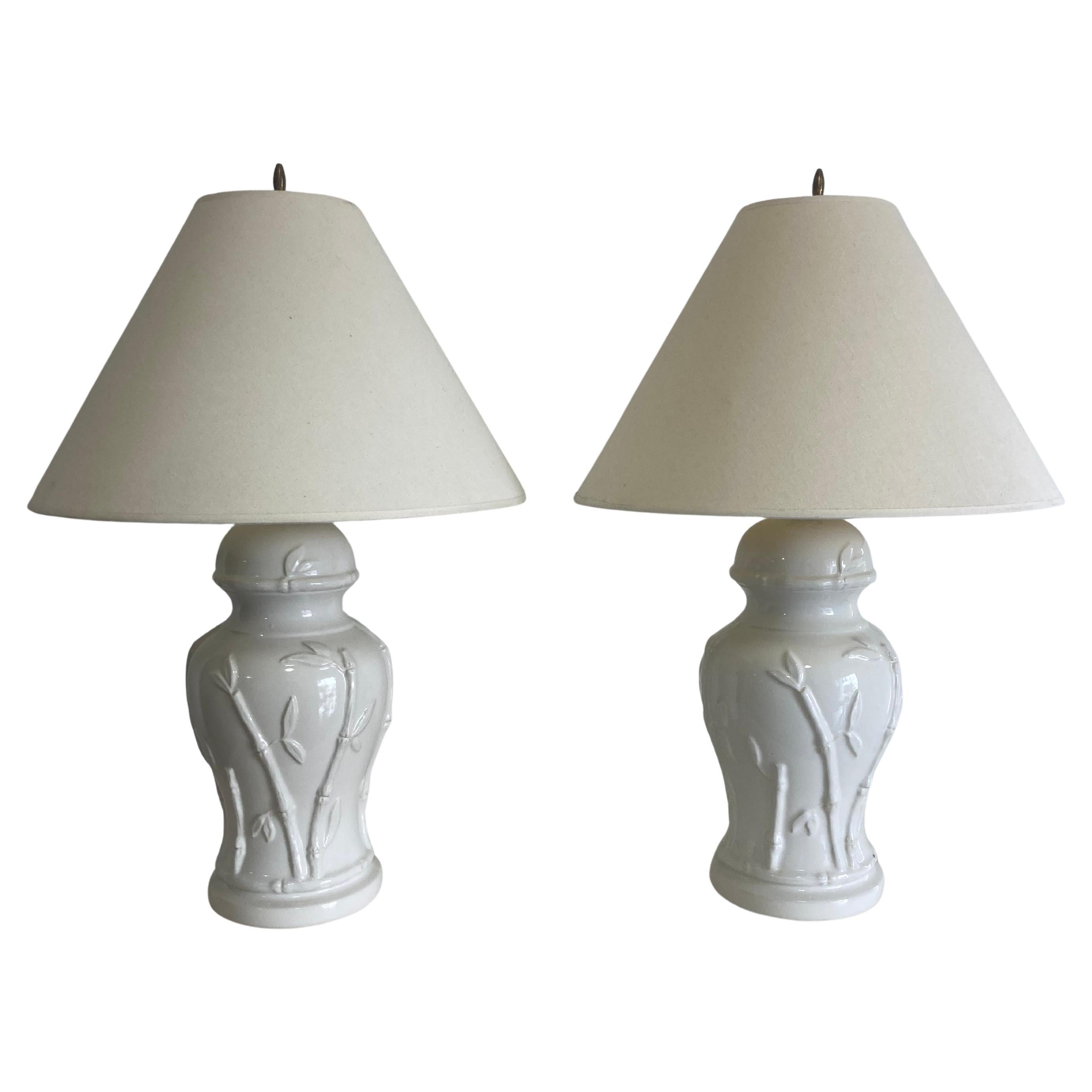 Palm Beach Regency Ginger Jar Weiß glasiert Porzellan Tischlampen - ein Paar im Angebot