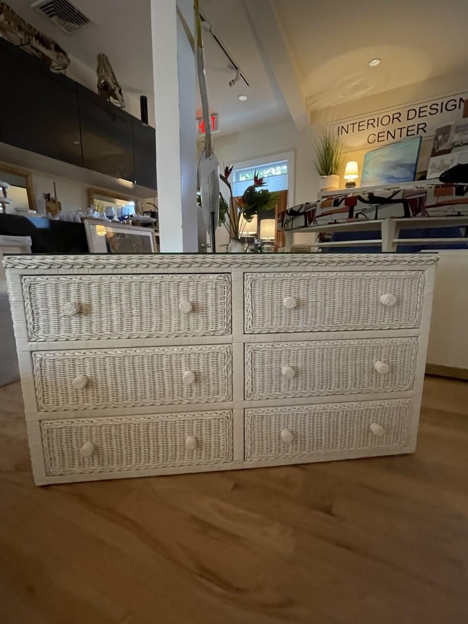 Palm Beach Vintage Wicker Six Drawer Dresser or Chest In Excellent Condition For Sale In Bellport, NY