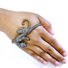 Palm Bracelet Equipped With Lion Figure In Pave Diamonds & Tsavorite