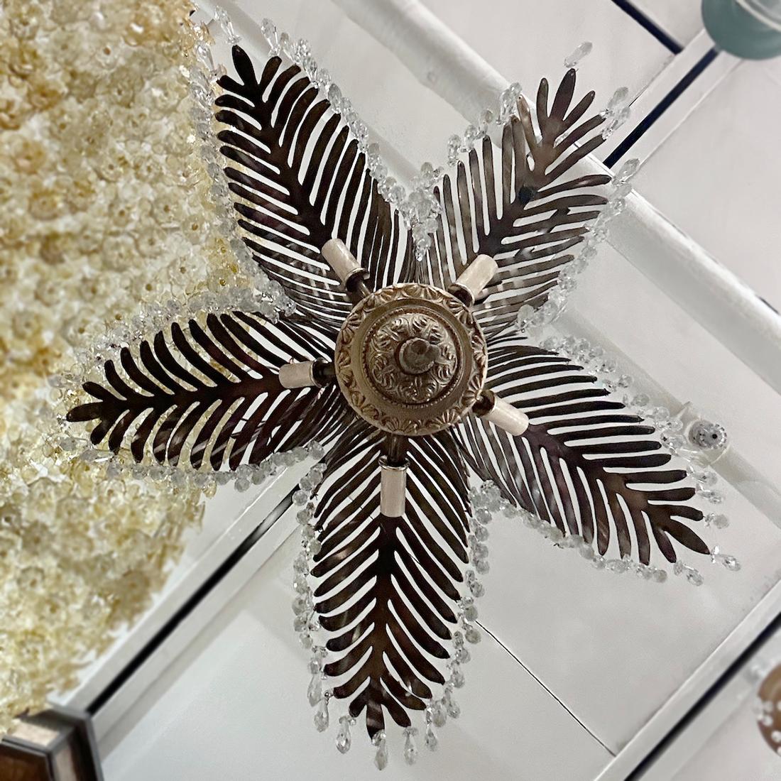 Metà XX secolo Lampadario a palme con cristalli in vendita