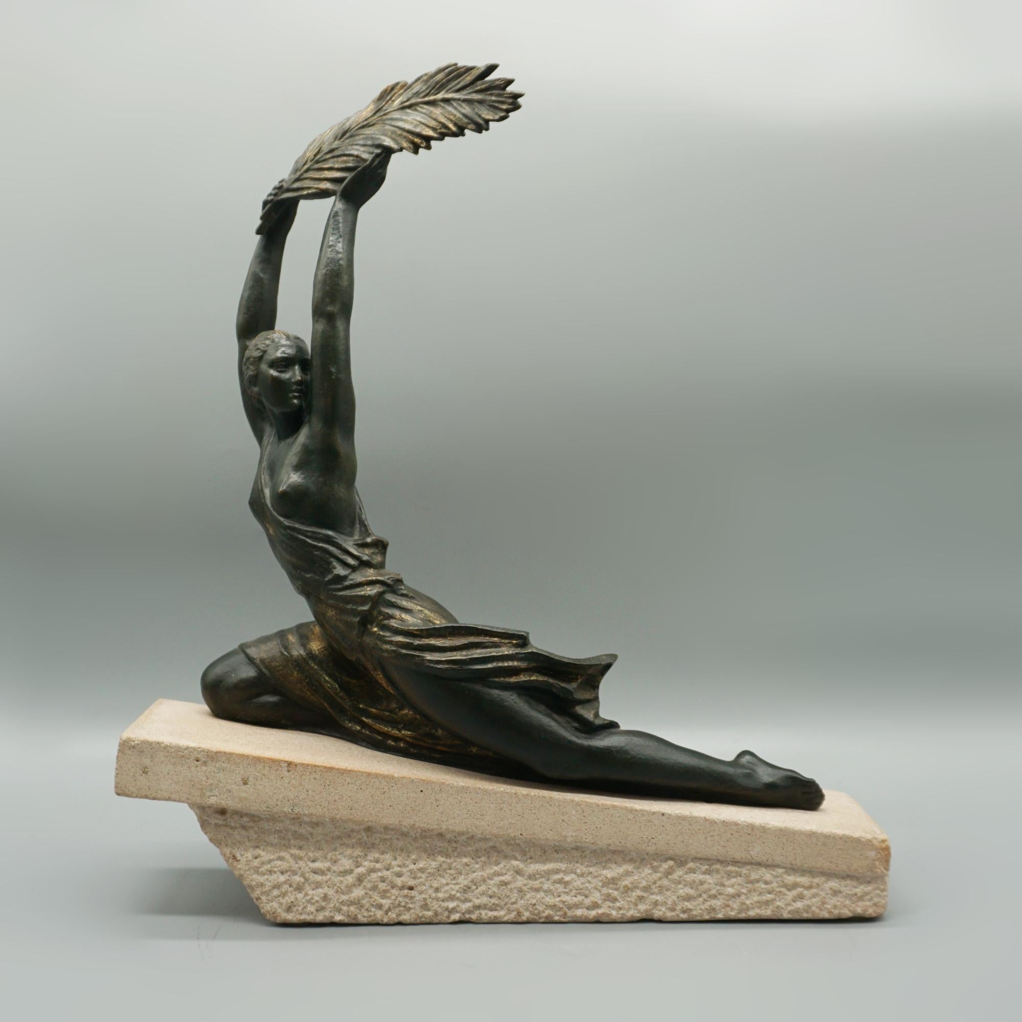 Una scultura in bronzo Art Deco dipinta a freddo di Pierre Le Faguays (1892 - 1962). Posizionato su una base originale in pietra calcarea e firmato 