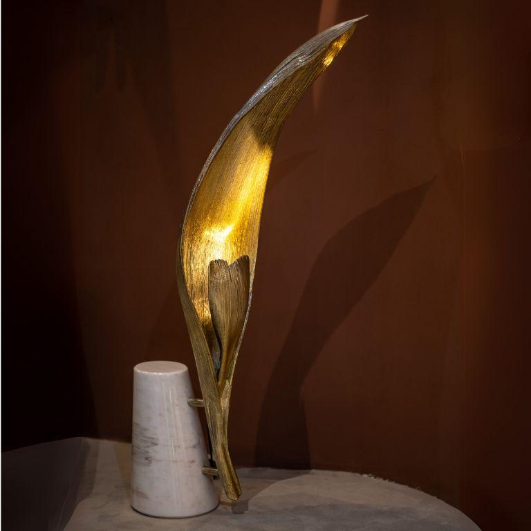 La lampada da terra Palm trae ispirazione dalla forma aggraziata della corteccia di una palma secca, reimmaginata in un elegante pezzo di design. Realizzata in alluminio con finitura lucida, questa splendida lampada cattura le trame organiche e i