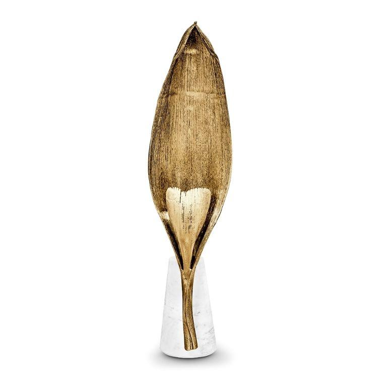 La lampada da terra Palm trae ispirazione dalla forma aggraziata della corteccia di una palma secca, reimmaginata in un elegante pezzo di design. Realizzata in alluminio con finitura lucida, questa splendida lampada cattura le trame organiche e i
