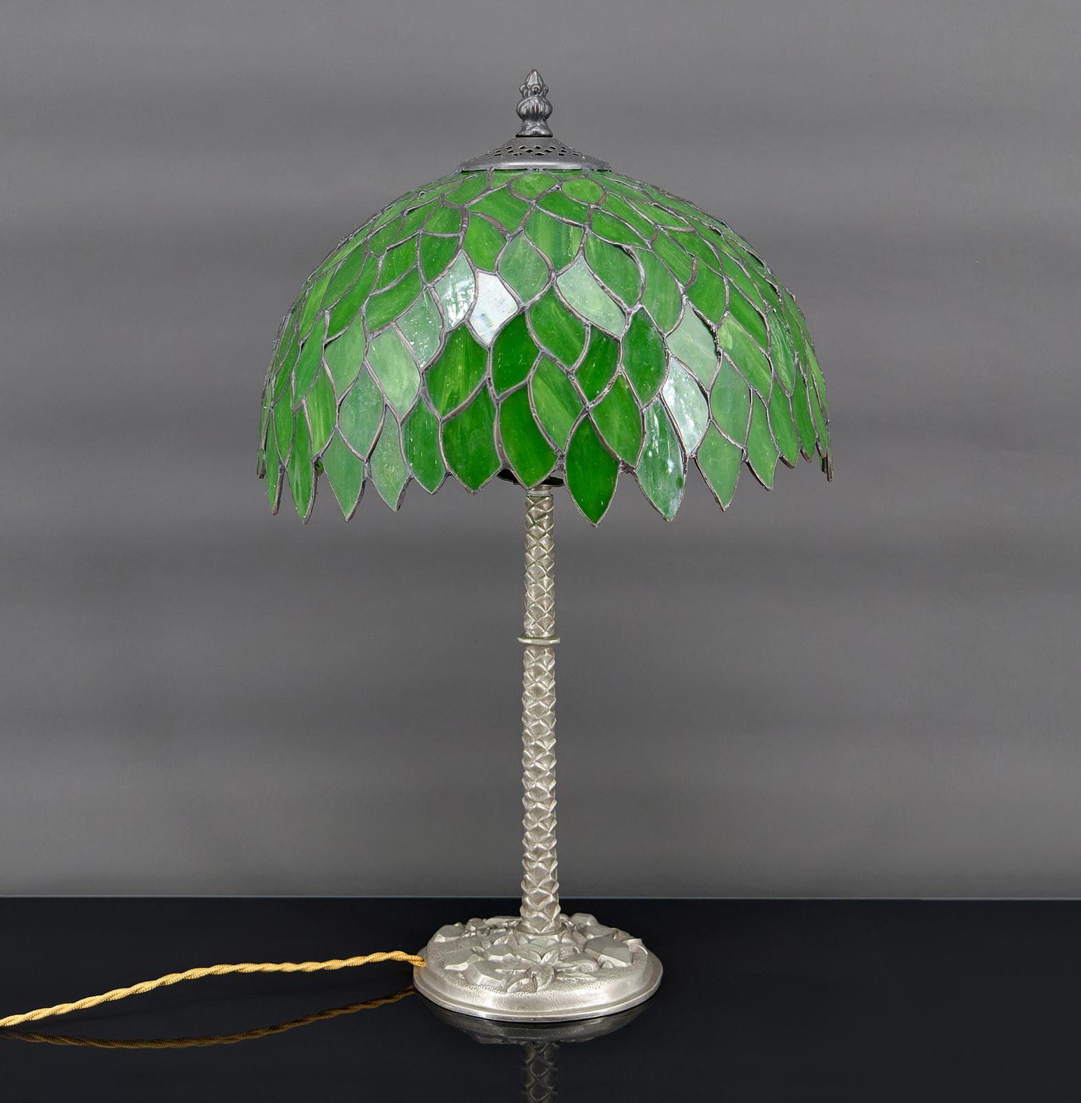 
Superb tree/palm lamp, silvered bronze base. Green stained glass lampshade

Art Nouveau, France, Circa 1900

In excellent condition, new electricity.

Dimensions:
height 50 cm
diameter 32 cm