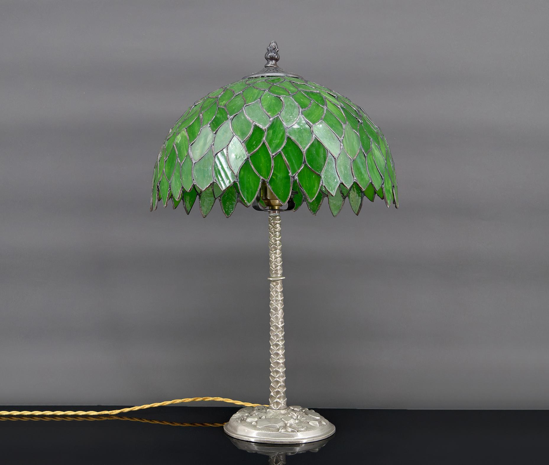 Art nouveau Lampe palmier en bronze argenté et abat-jour en verre teinté vert, Art Nouveau 1900 en vente