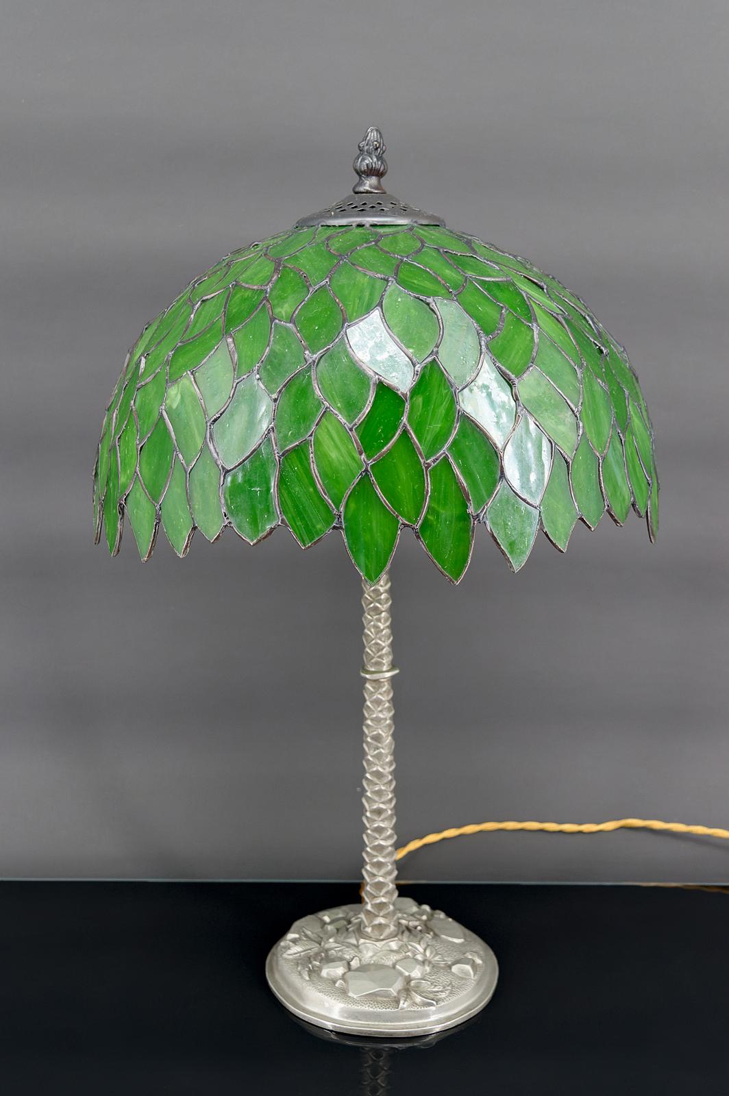 Silvered Palm lamp in silvered bronze and green stained glass lampshade, Art Nouveau 1900 For Sale