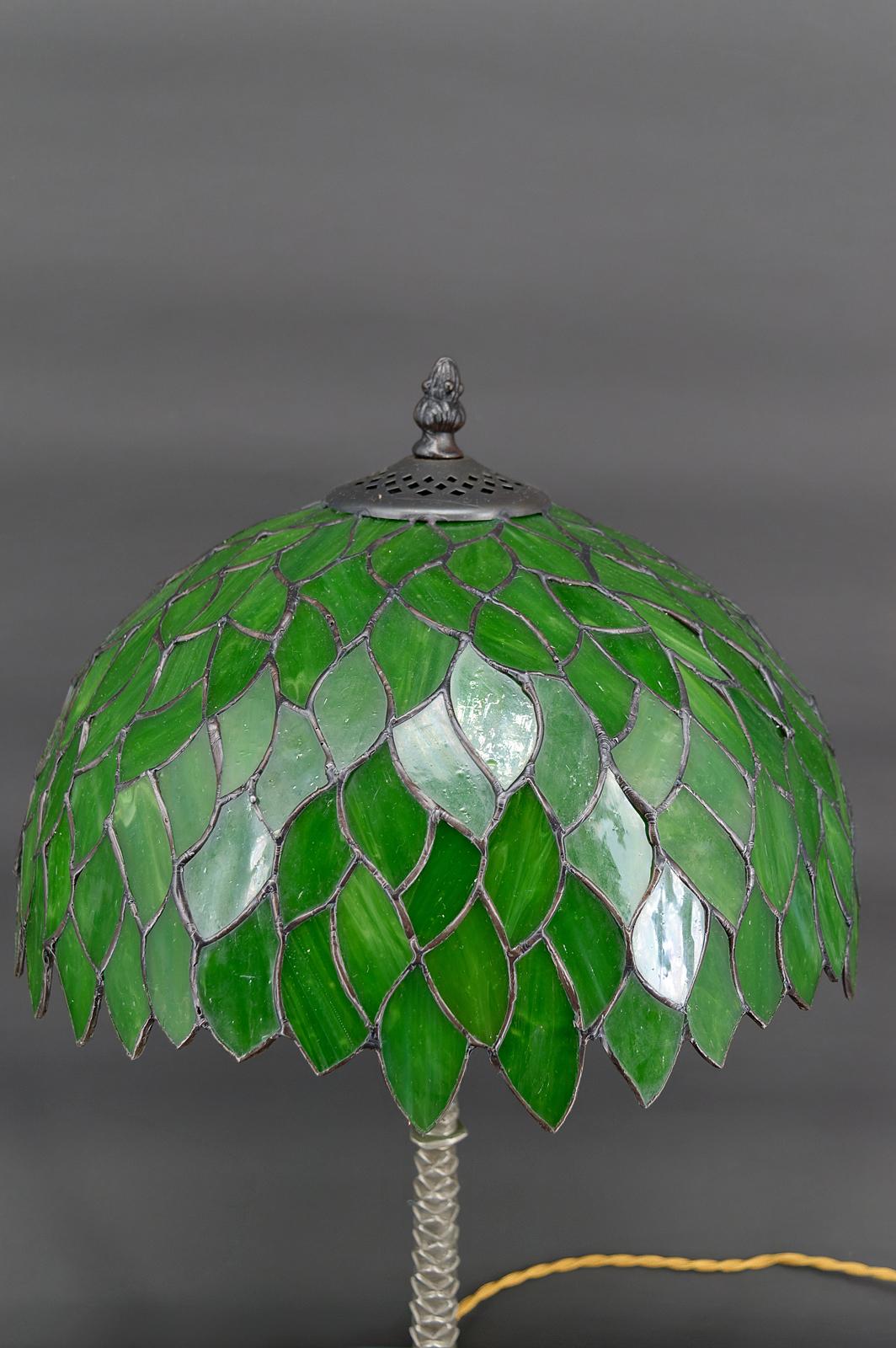 Palm lamp in silvered bronze and green stained glass lampshade, Art Nouveau 1900 In Excellent Condition For Sale In VÉZELAY, FR