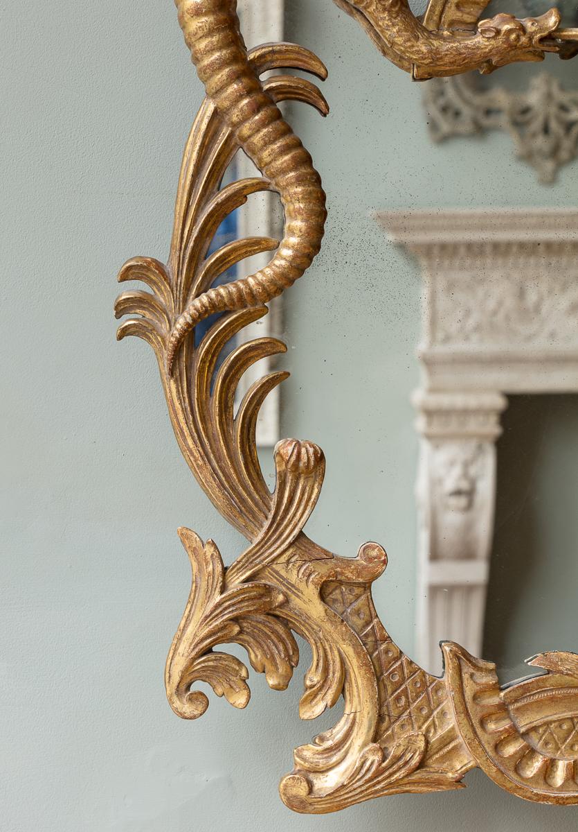 Specchio in legno dorato con intaglio a foglie di palma, fine XVIII e inizio XIX secolo In condizioni buone in vendita a London, GB
