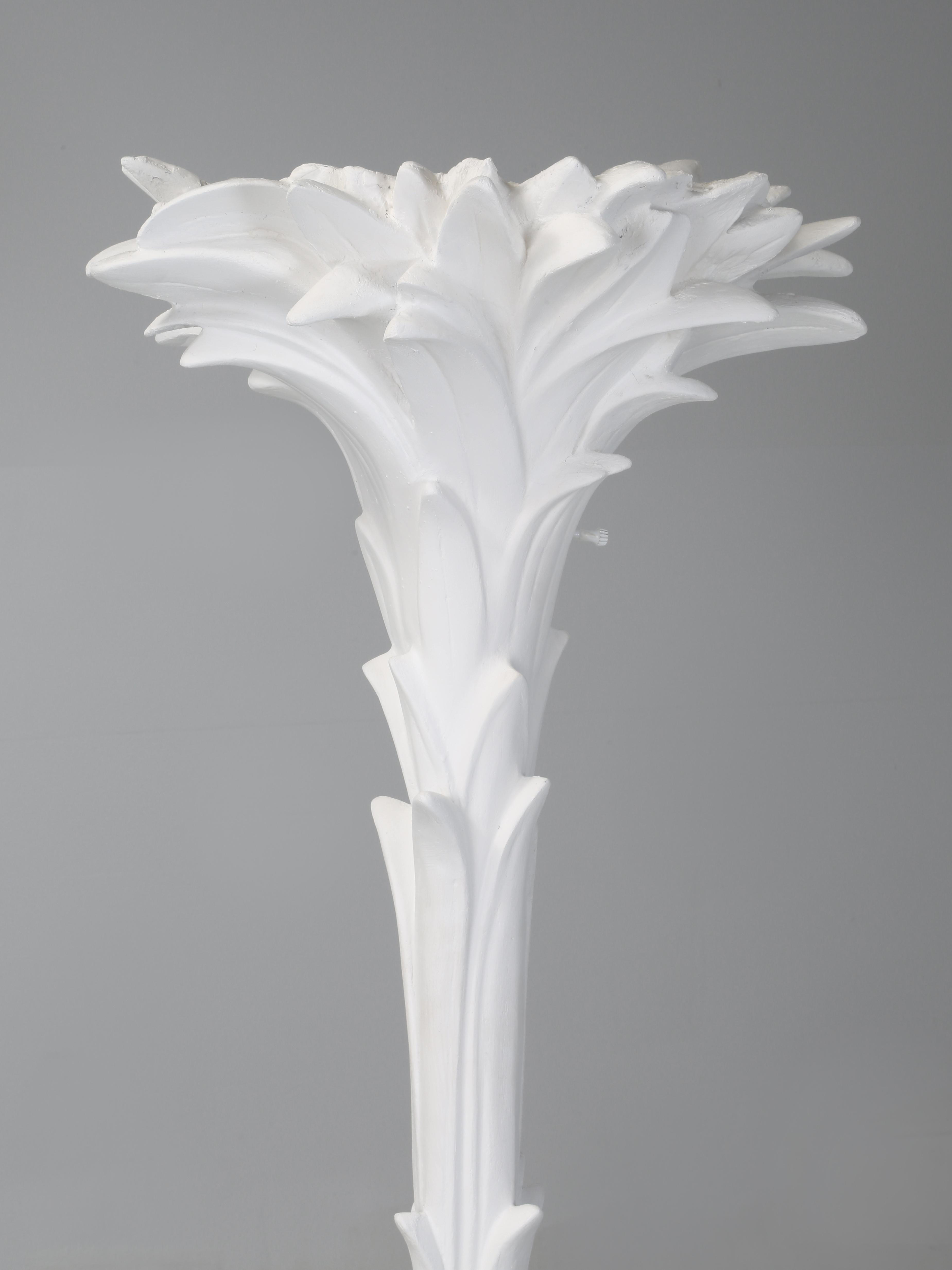Torchières a foglie di palma o lampada da terra alla maniera di Serge Roche. Questo è puro glamour da Hollywood Regency al suo massimo splendore. La nostra lampada da terra ispirata a Serge Roche è rifinita in gesso bianco puro e non è una