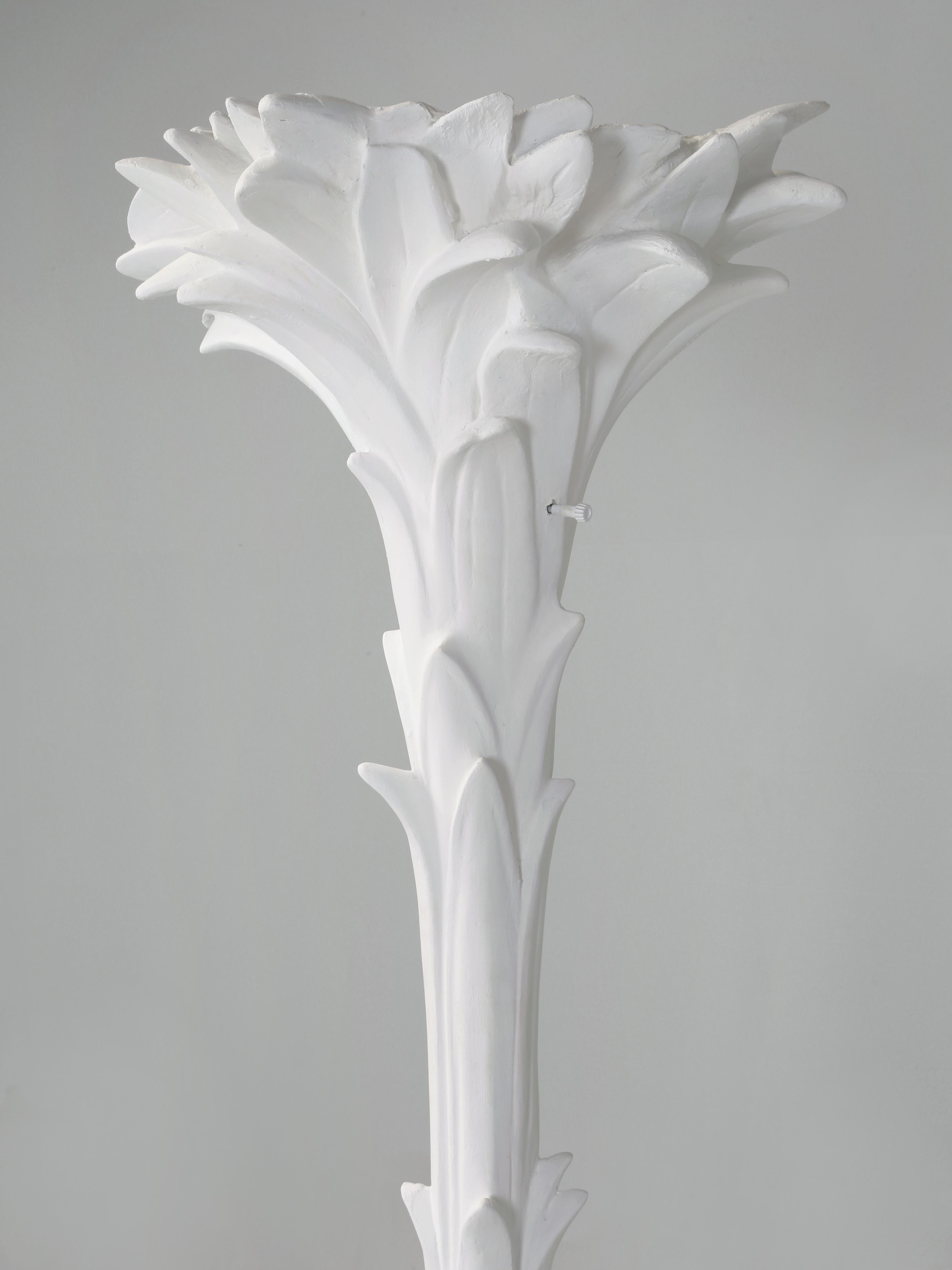 Hollywood Regency Torchière a foglie di palma o lampada da terra alla maniera di Serge Roche in gesso restaurato in vendita