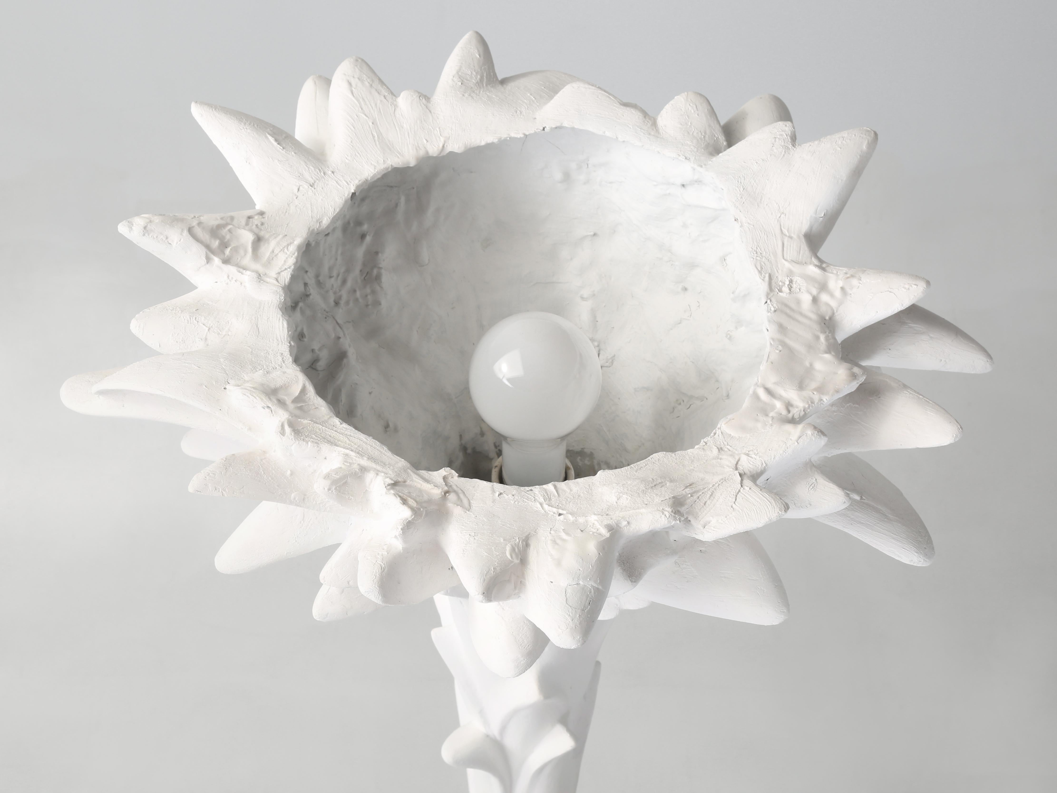 Torchière a foglie di palma o lampada da terra alla maniera di Serge Roche in gesso restaurato in vendita 1