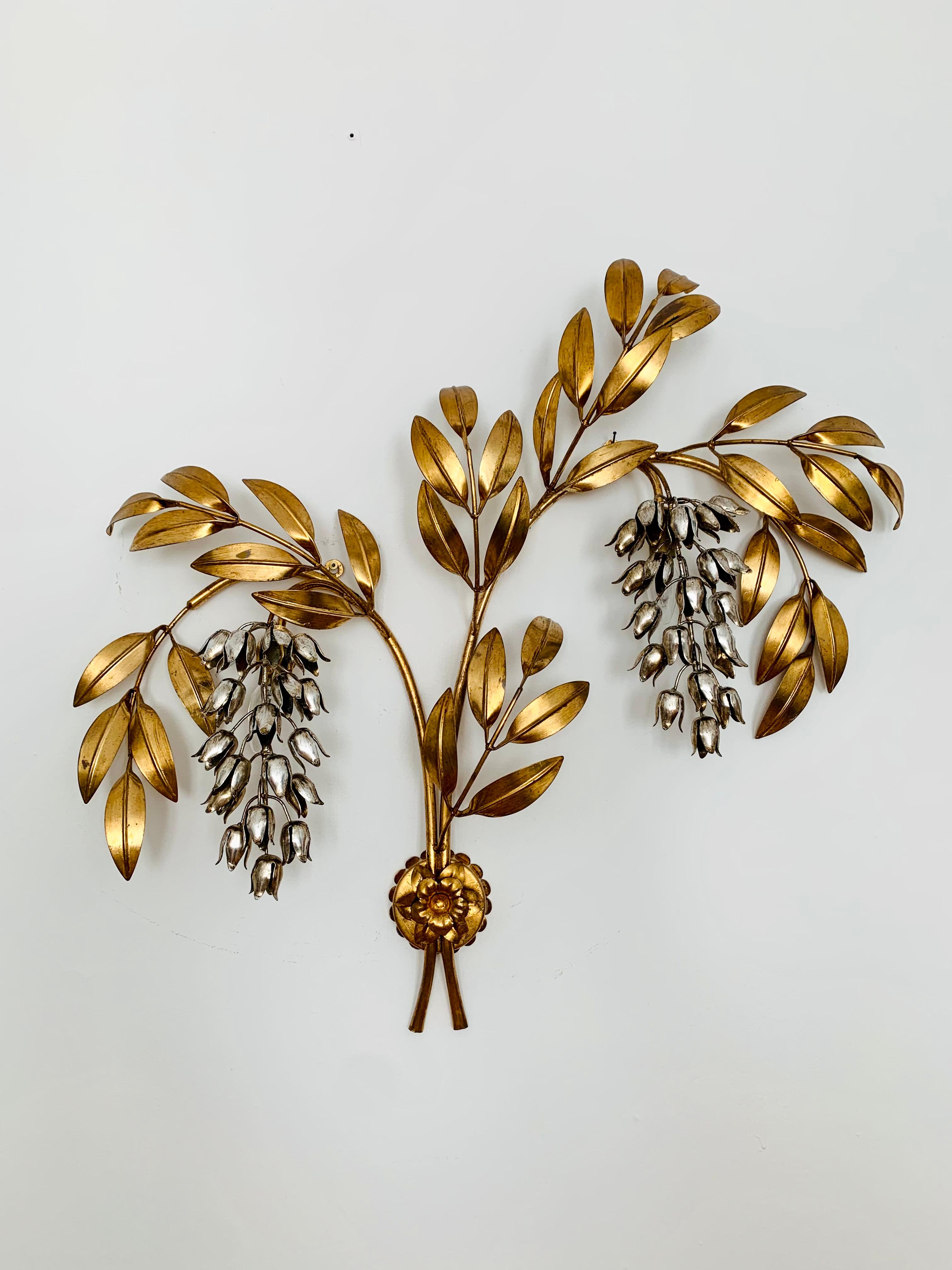Large palm leaf wall lamp by Hans Kögl from the 1970s.
Impressive design and high-quality workmanship.
The leaves and the color combination create a great, very elegant light.

Condition:

Very good vintage condition with slight signs of wear