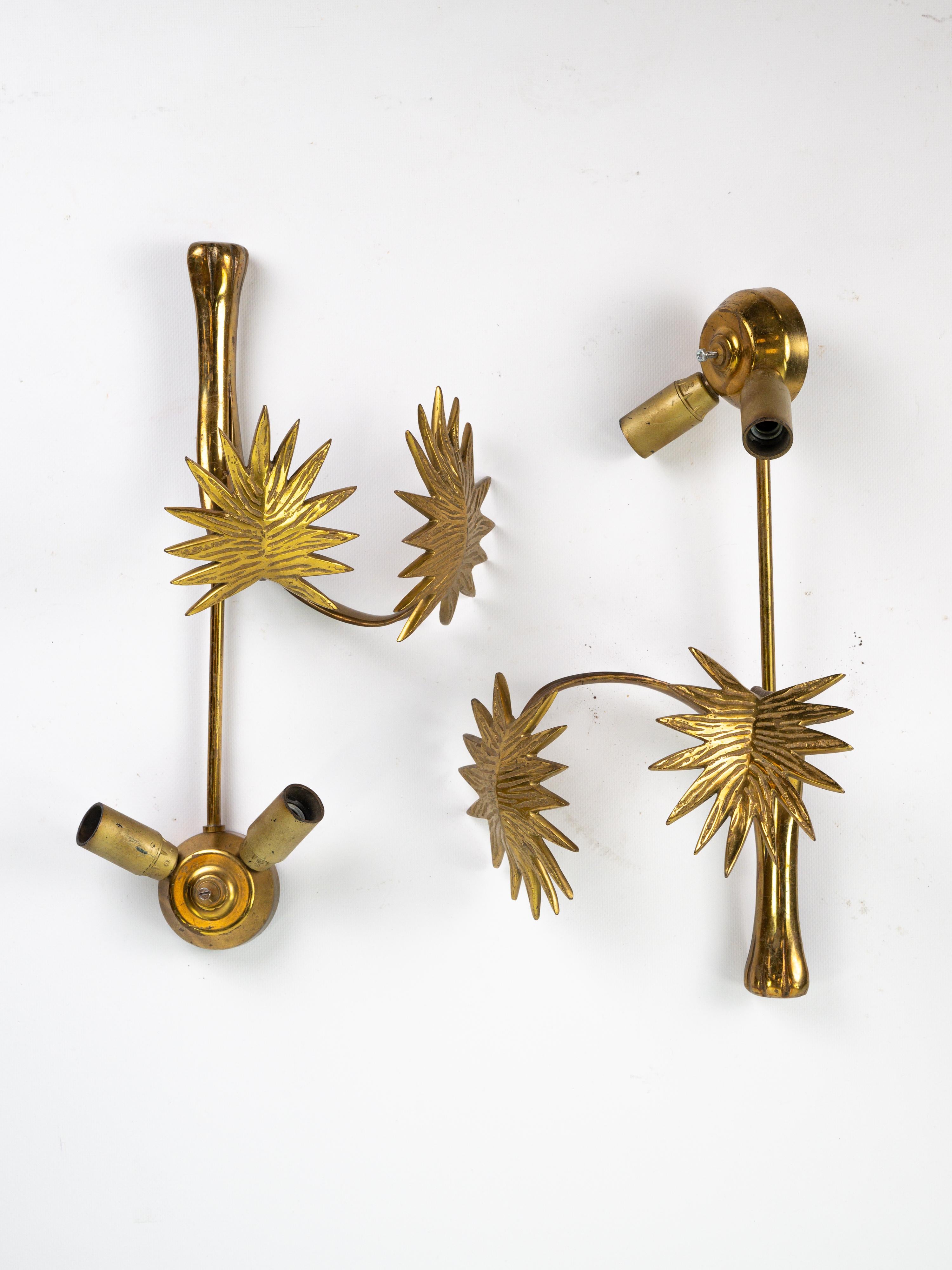 Jolie paire d'appliques en laiton avec décor de feuilles de palmier. 

2 supports d'ampoules par lampe. 

Il s'agit probablement d'une œuvre italienne. 

Belle patine, bon état. 

Plus d'informations sur demande